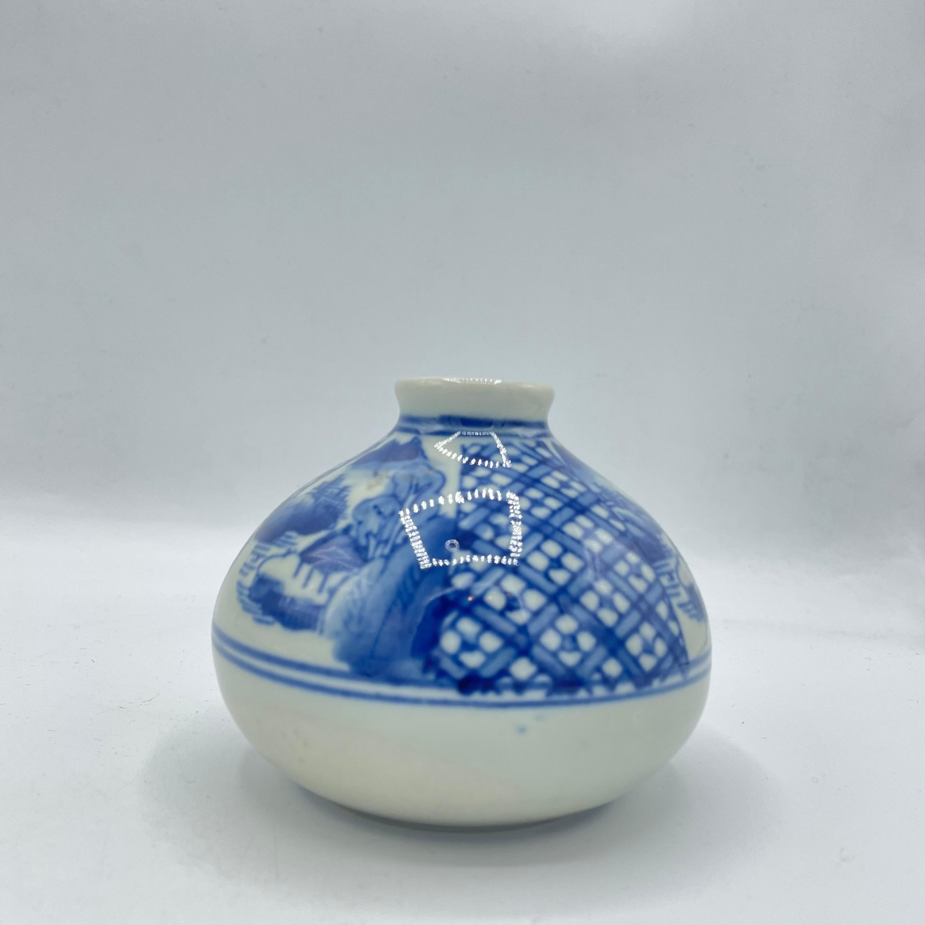 Se trata de un jarrón para flores procedente de Japón. 
Está hecho con porcelana y el diseño es un paisaje.
Este jarrón de flores se fabricó hacia la década de 1980.

Dimensiones:
10,5 x 10,5 x A8,5 cm