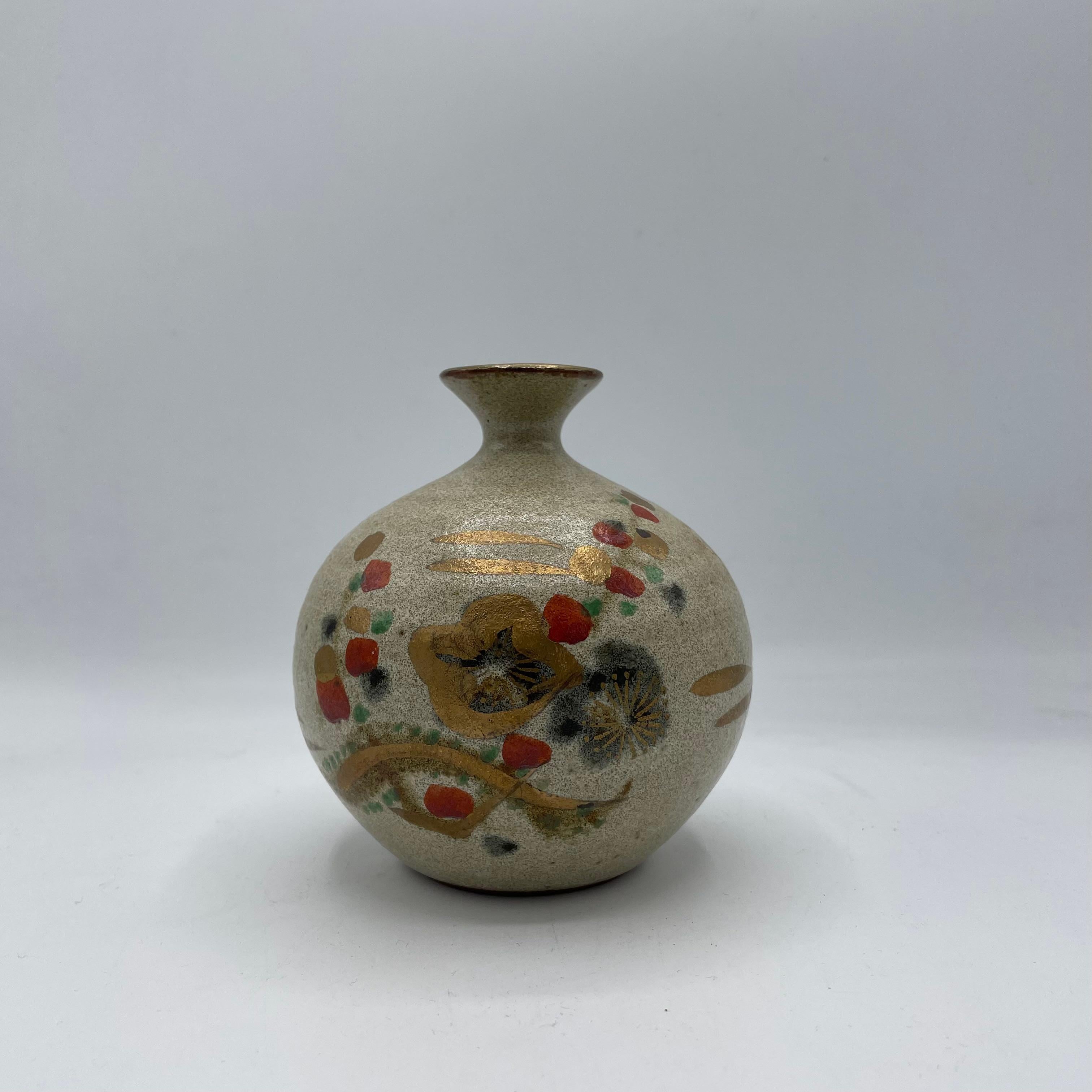 Il s'agit d'un vase à fleurs fabriqué au Japon dans les années 2000. 
Il est en porcelaine et peint à la main.

La conception est avec l'abricot japonais UME.