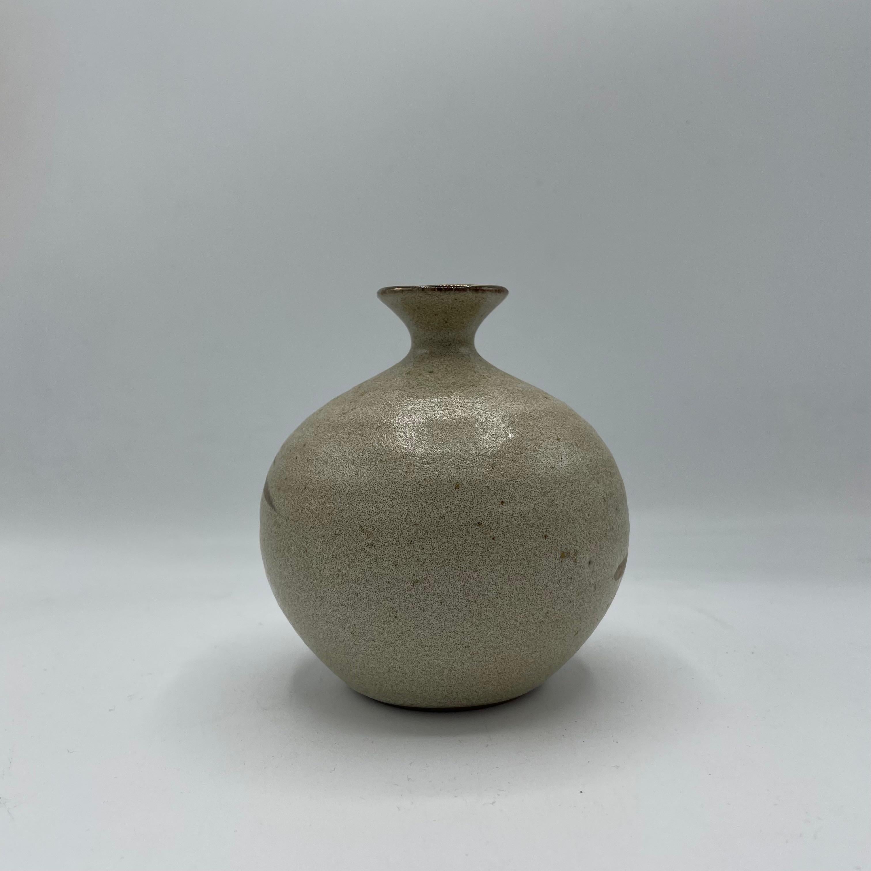 Japonais Vase à fleurs en porcelaine japonaise prune florale 2000s en vente