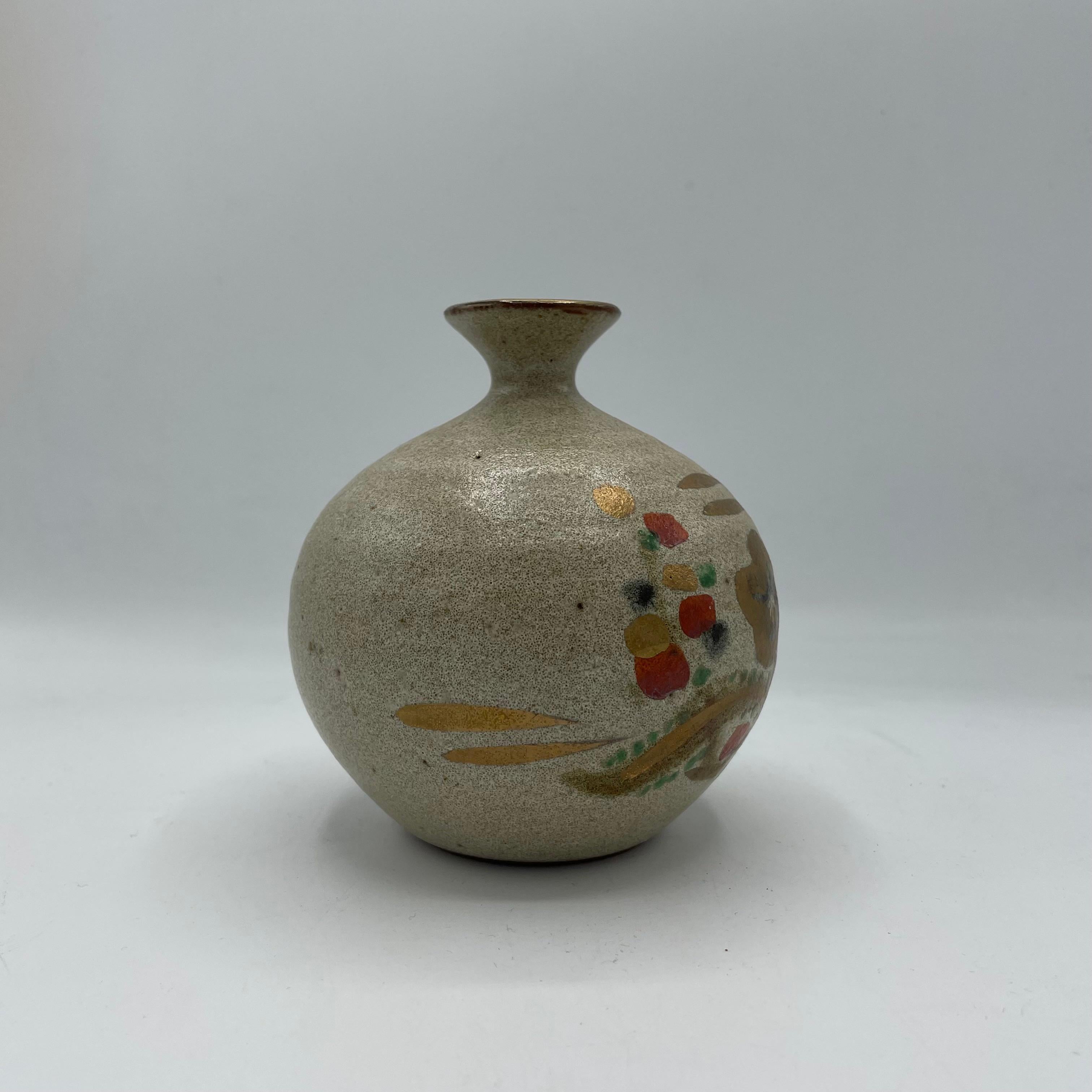 Peint à la main Vase à fleurs en porcelaine japonaise prune florale 2000s en vente