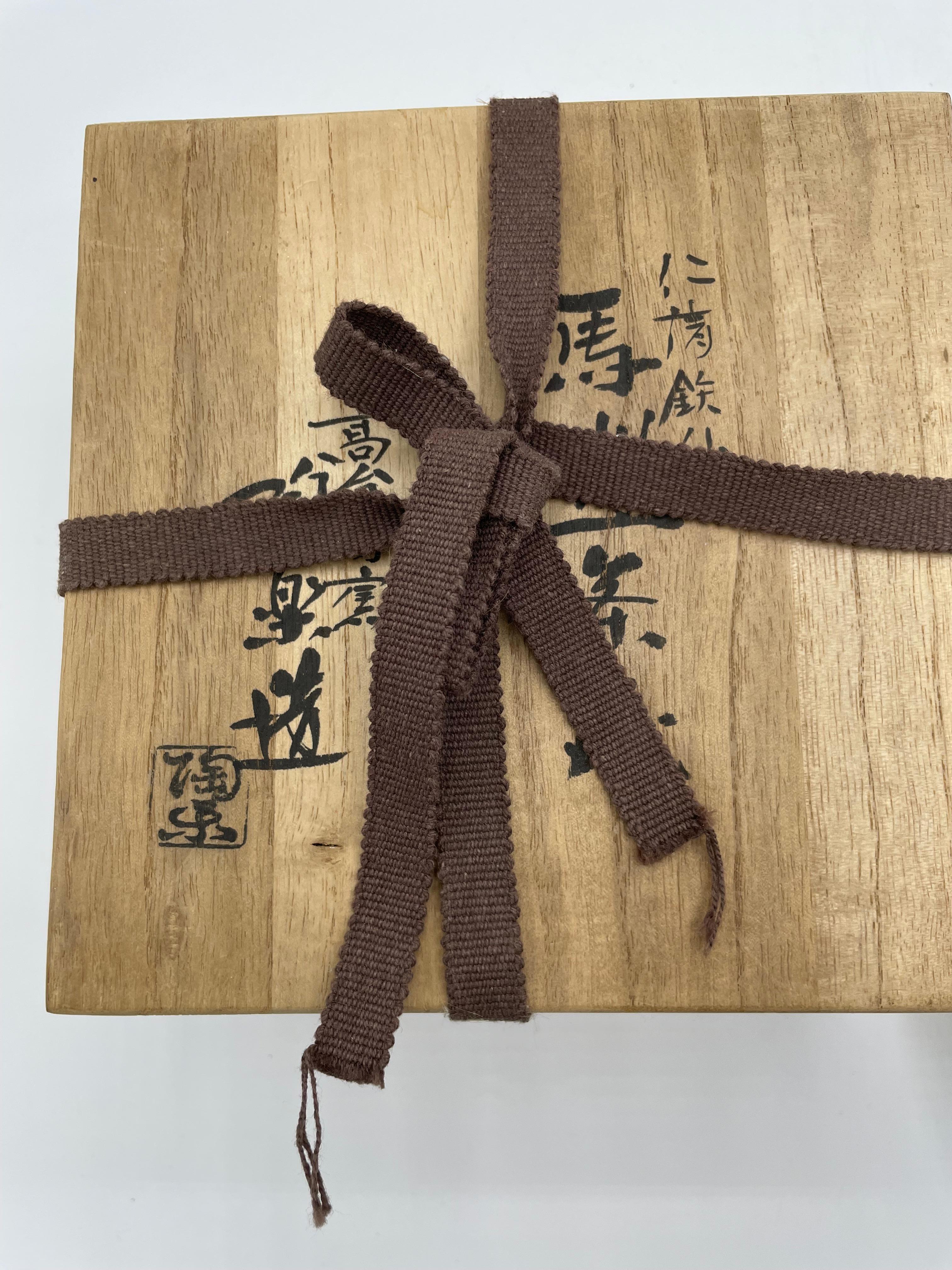 Dies ist eine Schale, die aus Porzellan hergestellt wurde. Es wird mit einer Holzkiste geliefert.
Es wurde in der Showa-Ära in den 1970er Jahren hergestellt.
Es wurde mit Raku-Stil (Raku-Ware) in Koudaiji gama hergestellt.

Abmessungen:
Schale
14 x