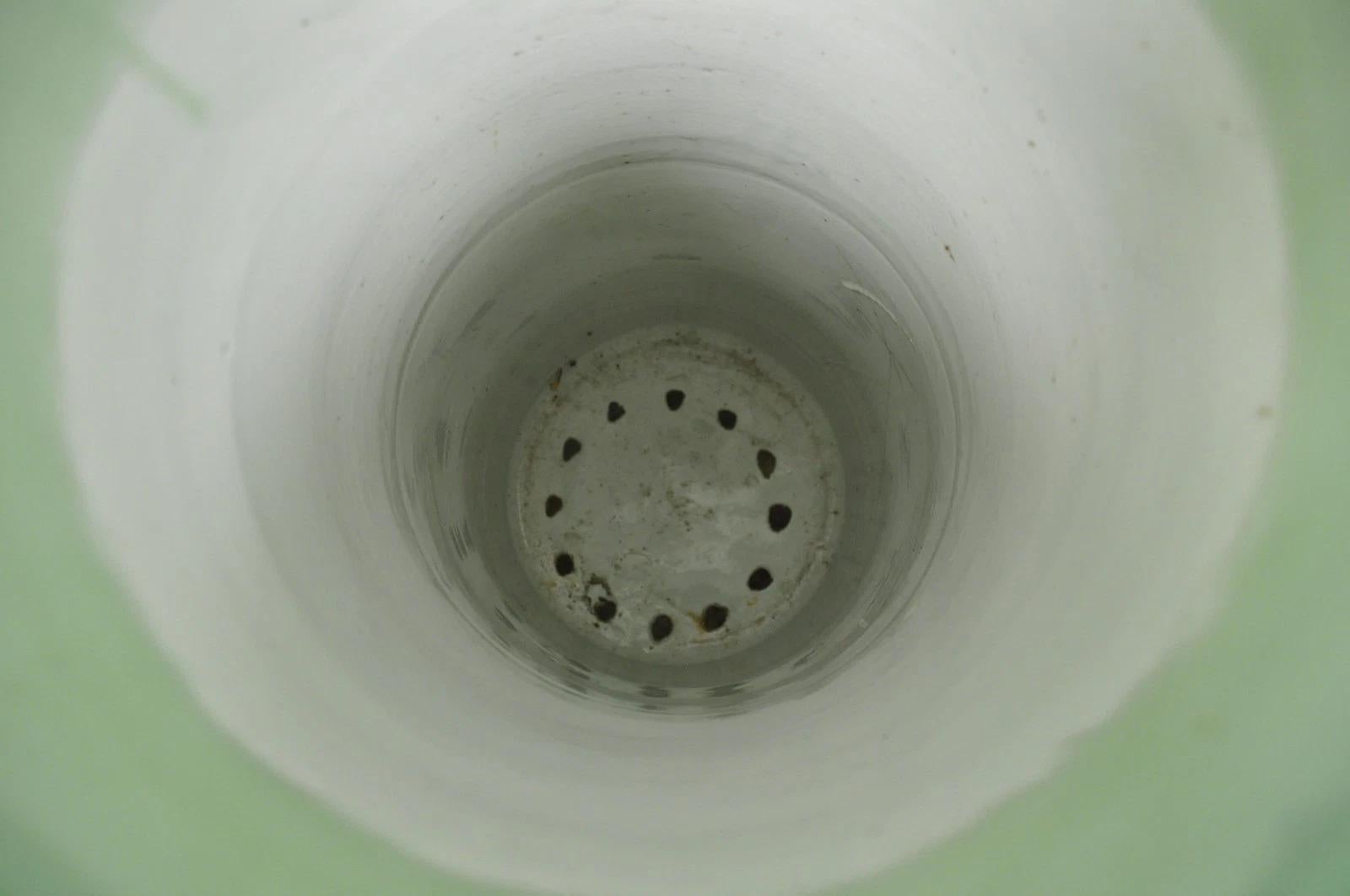 Porte-parapluie en porcelaine japonaise émaillée céladon avec fleur de glycine et papillon en vente 4