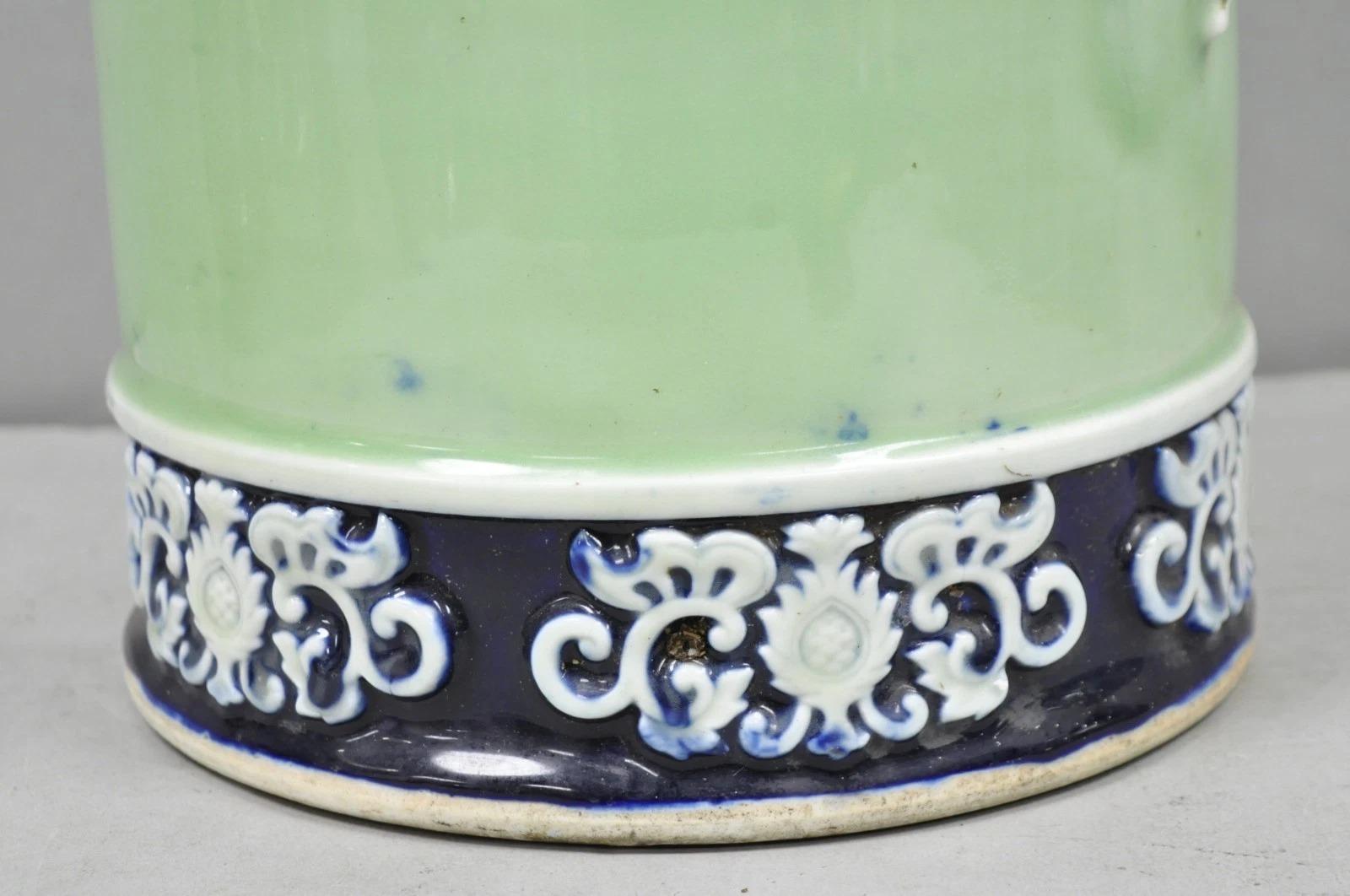 Porte-parapluie en porcelaine japonaise émaillée céladon avec fleur de glycine et papillon en vente 6