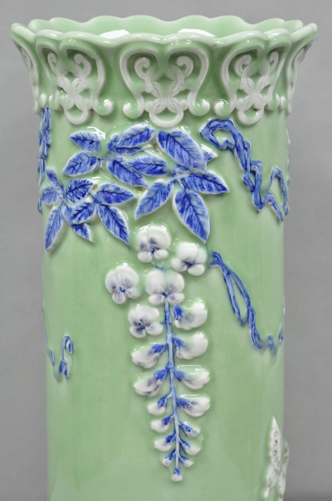Porte-parapluie en porcelaine japonaise émaillée céladon avec fleur de glycine et papillon Bon état - En vente à Philadelphia, PA