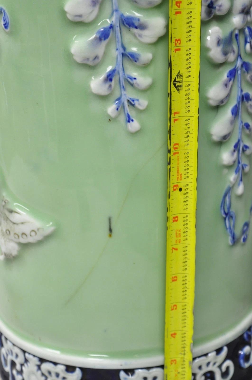 Porte-parapluie en porcelaine japonaise émaillée céladon avec fleur de glycine et papillon en vente 1