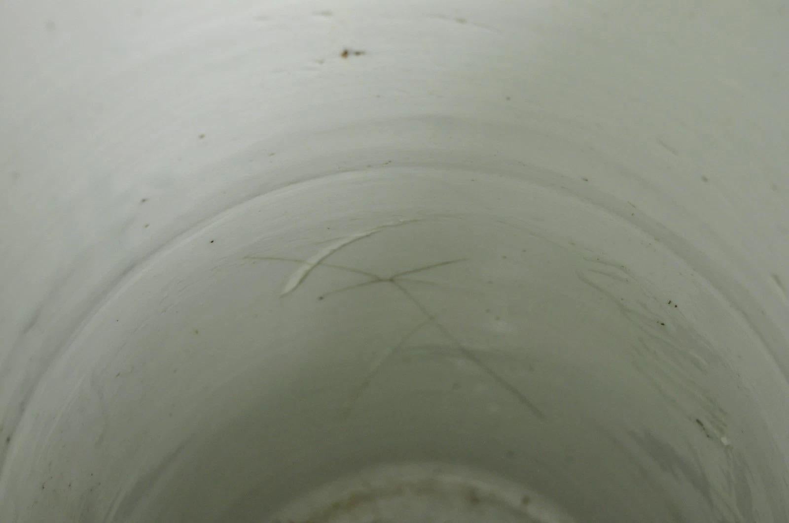 Porte-parapluie en porcelaine japonaise émaillée céladon avec fleur de glycine et papillon en vente 2