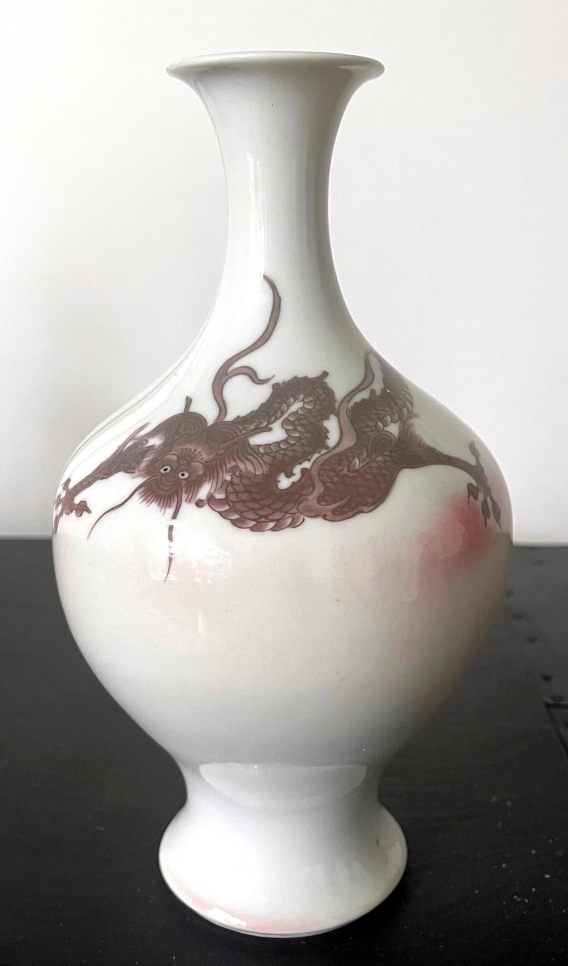 A porcelain vase with dragon design by Japanese imperial potter Makuzu Kozan (1842-1916), circa 1900s. The vase is made in what is considered early phase of his underglaze period during late Meiji era. In a classic baluster form, the surface of the