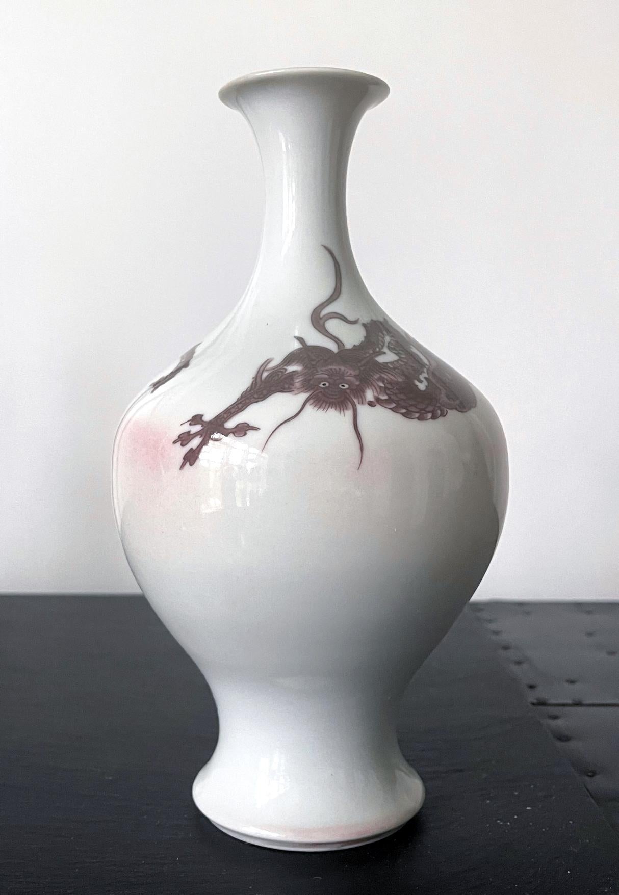 Japanese Porcelain Glazed Vase with Dragon Design Mazuku Kozan In Good Condition For Sale In Atlanta, GA