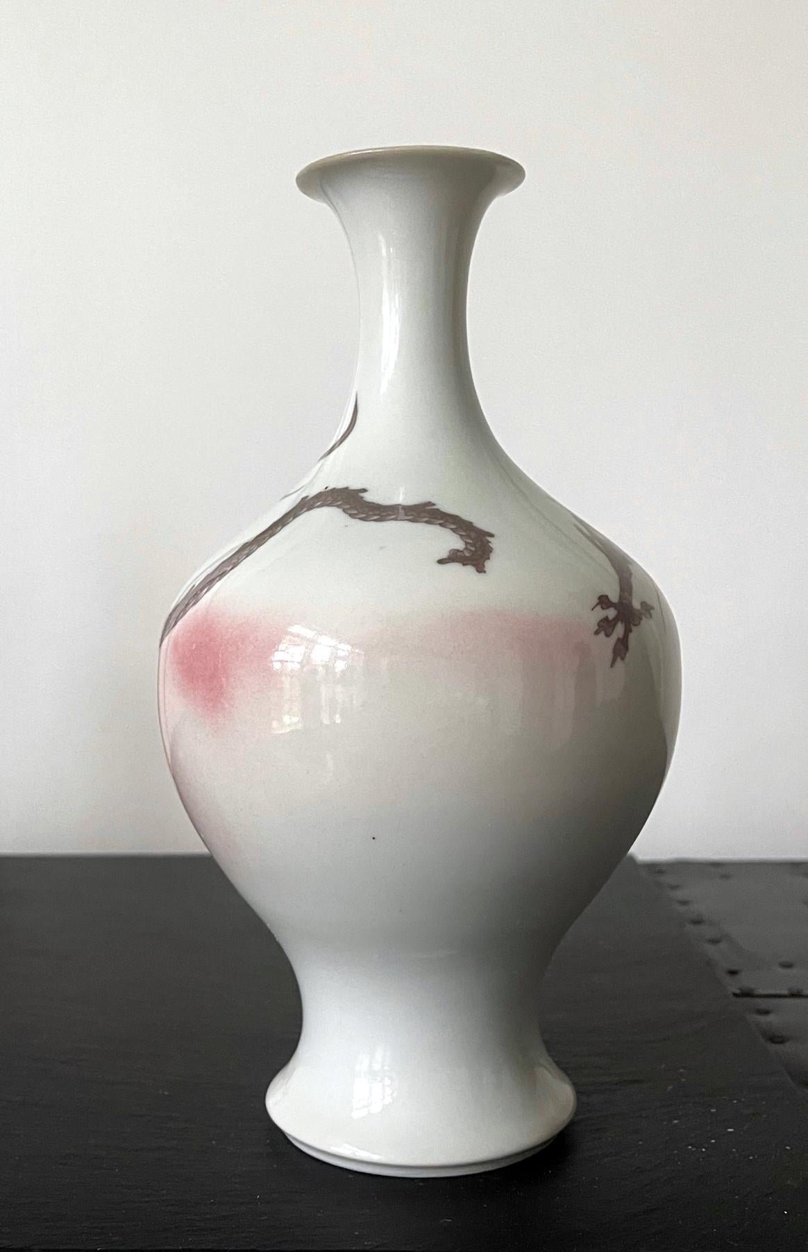 Japanese Porcelain Glazed Vase with Dragon Design Mazuku Kozan For Sale 1