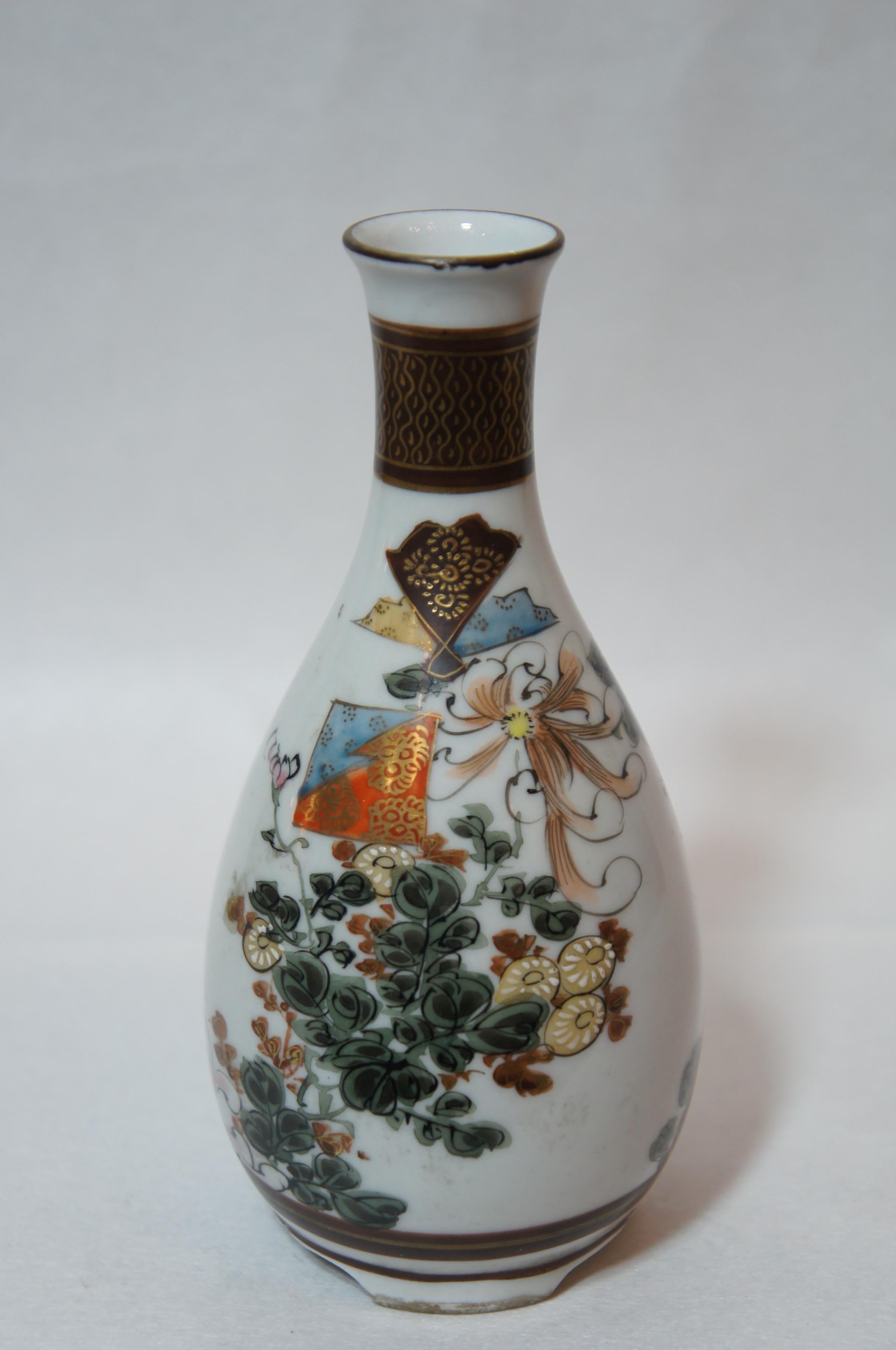Beautiful Japanese Kutani Ware sake bottle (= Tokkuri).
Pattern of the picture is variety and is painted in detail by Japanese artisan.
In the bottom of the sake bottle, there is a mark of Kutani Ware.

Kutani ware is a style of Japanese