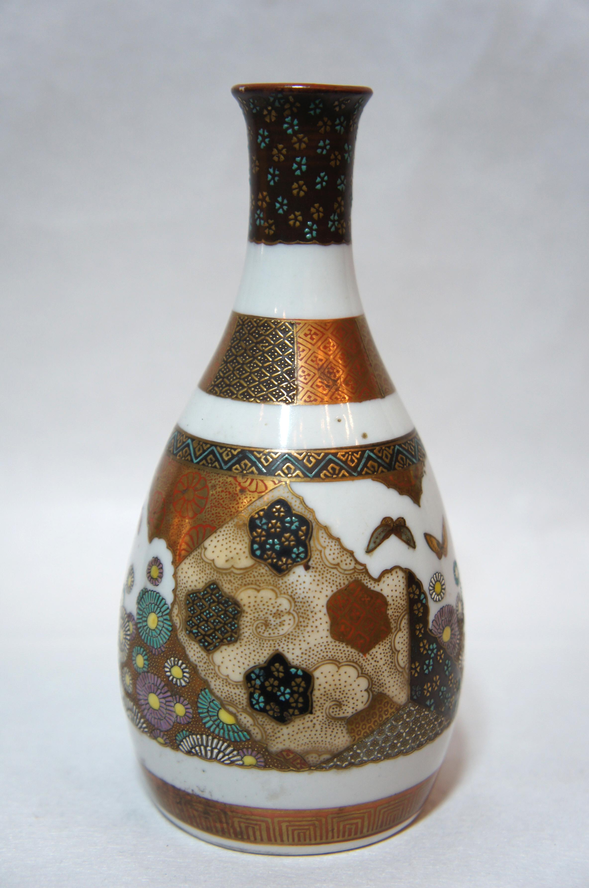 Japanese Porcelain Hand Painted Sake Bottle on Kutani Ware, 1950s In Good Condition In Paris, FR