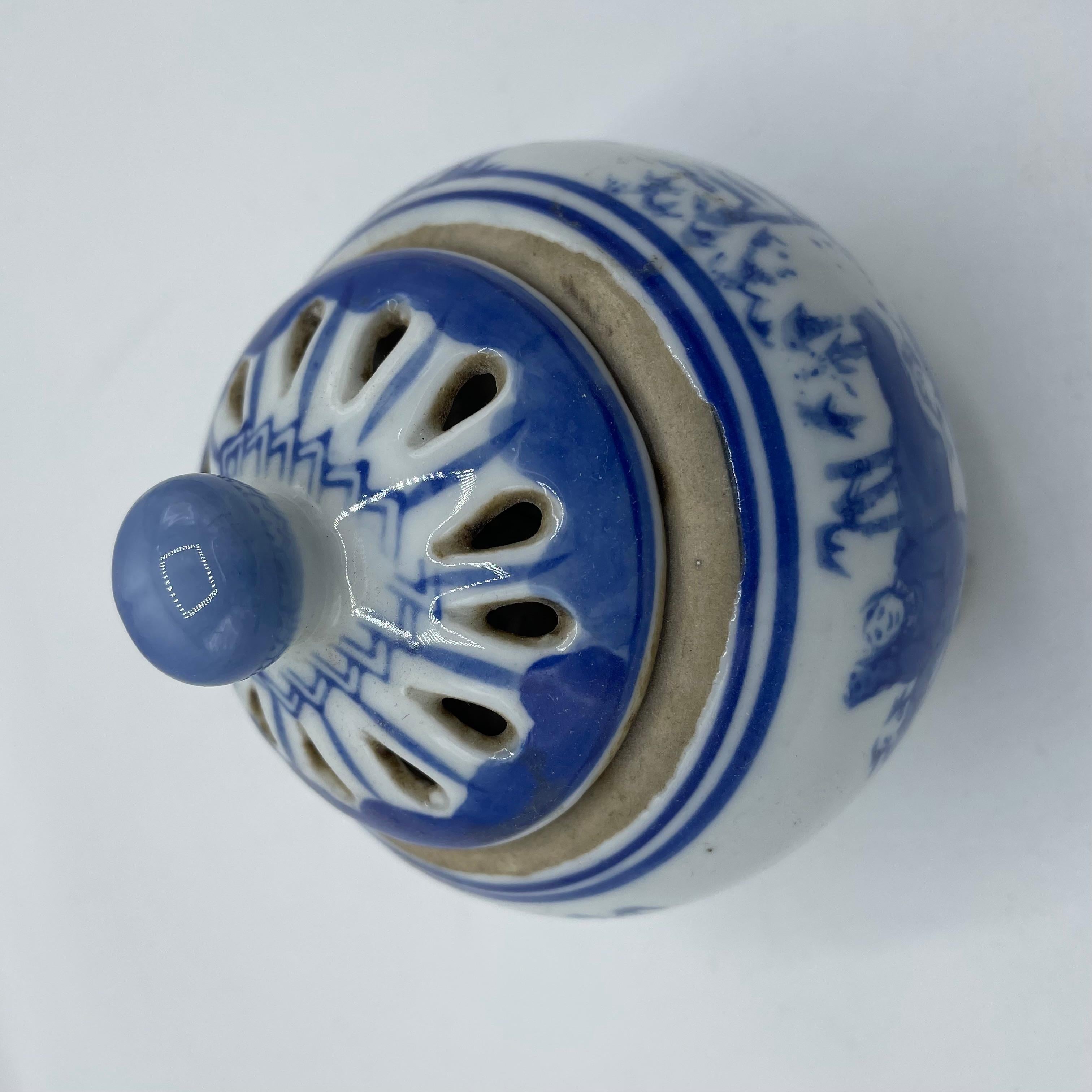 Japanese Porcelain Incense Burner 1970s Karabito In Fair Condition For Sale In Paris, FR