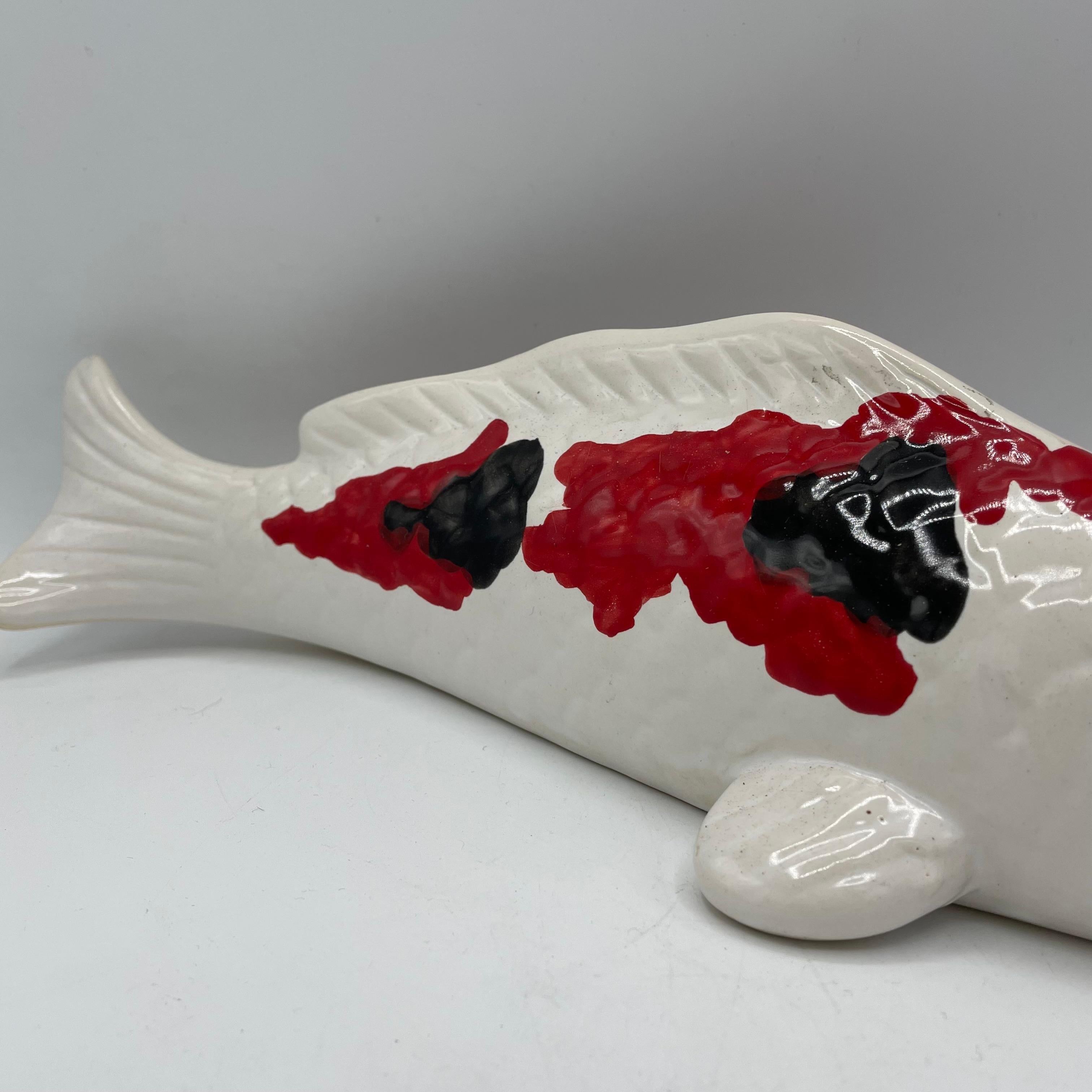 Se trata de una hucha con forma de carpa/pez koi.
Está hecho con porcelana y fabricado alrededor de los años 80 en la era showa.
Está pintado a mano y puedes utilizarlo como decoración.
Se fabricó en Japón.


Los koi son peces coloridos y