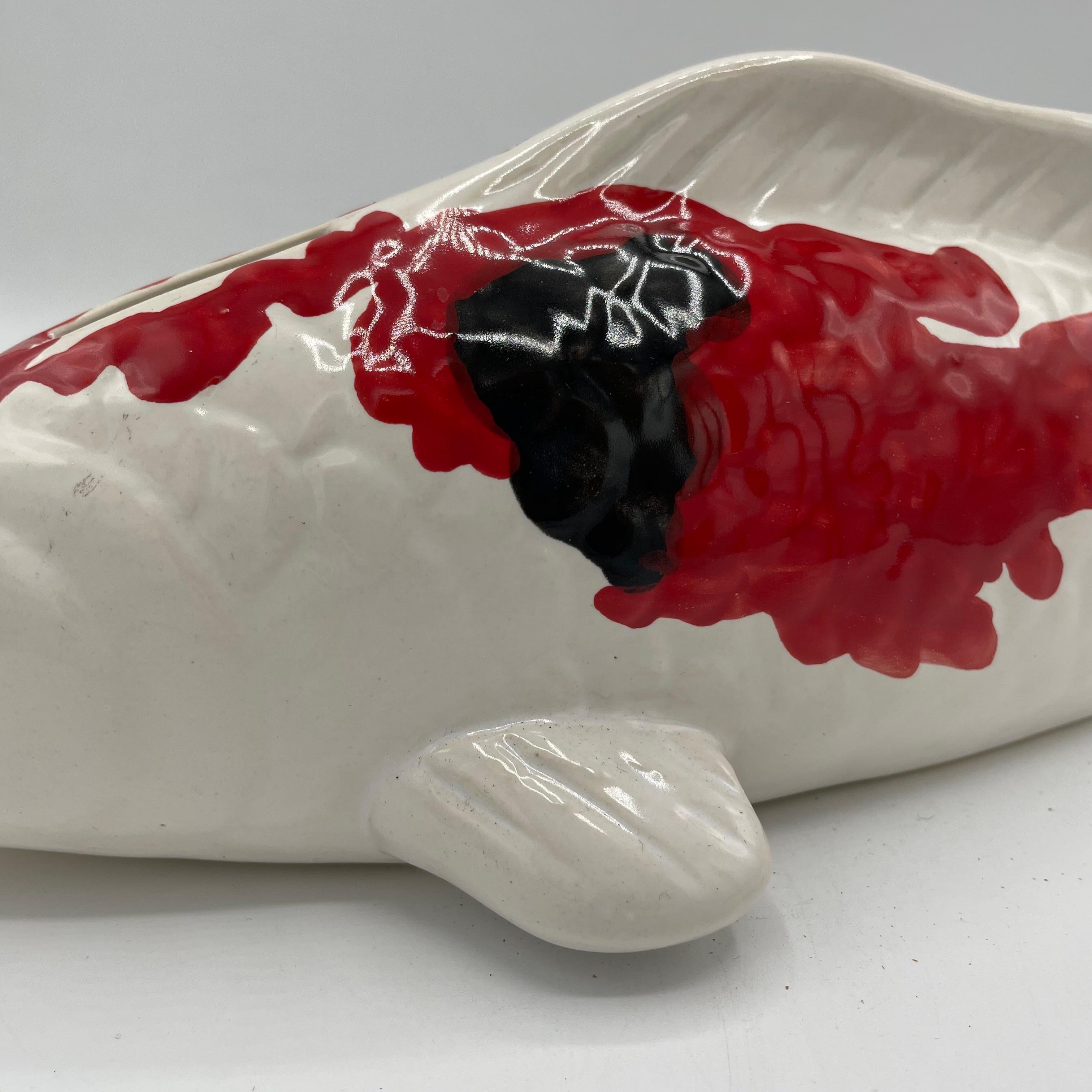 Hucha de porcelana japonesa con pez koi Años 80 Japonés en venta
