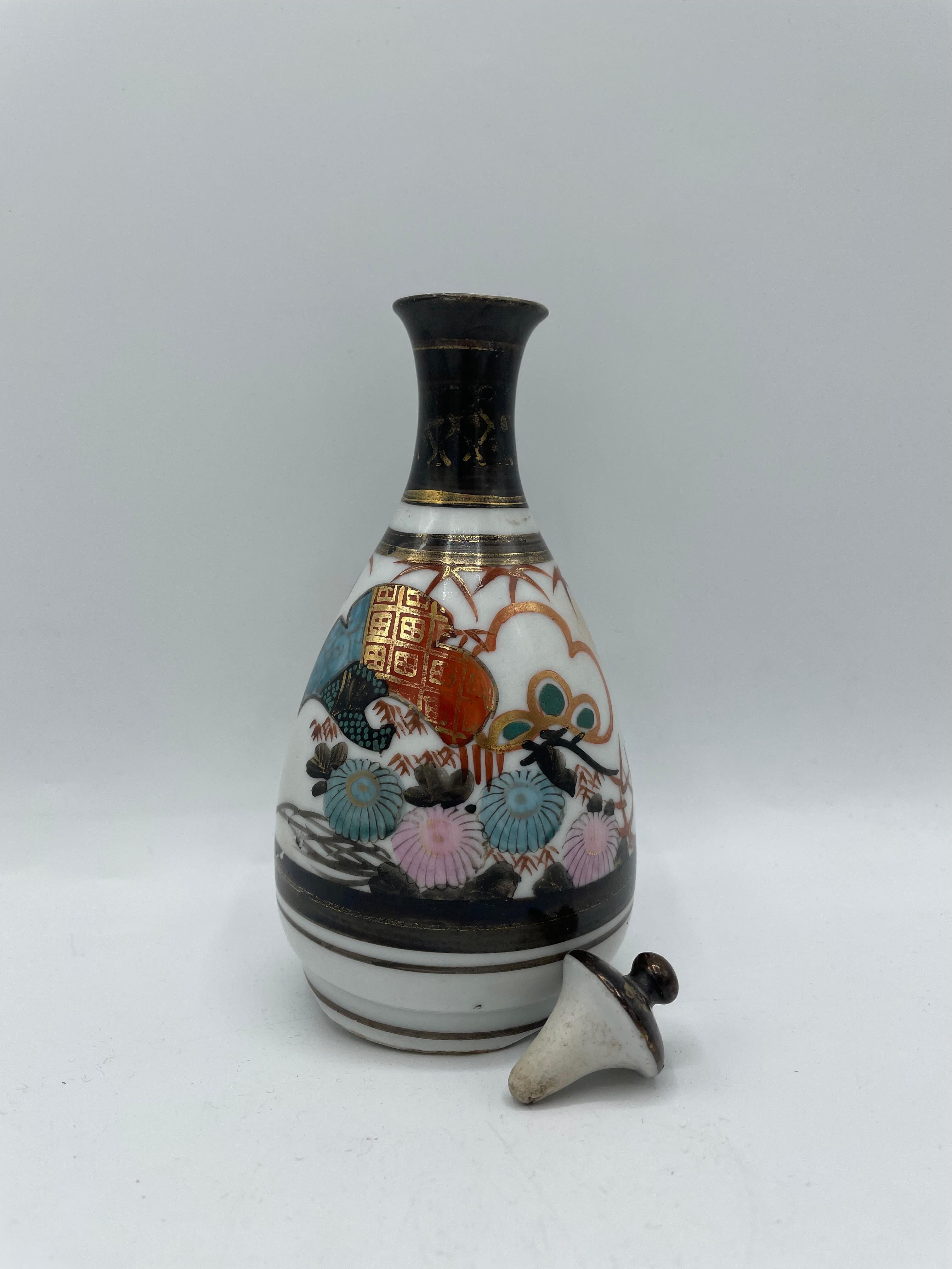 Dies ist eine Sake-Flasche, die auf Japanisch 'tokkuri' genannt wird.
Diese Tokkuri besteht aus Porzellan und ist handbemalt.
Es wurde in der Showa-Ära in den 1970er Jahren hergestellt.
Das Design ist die Landschaft der japanischen Tsuru-Vögel und