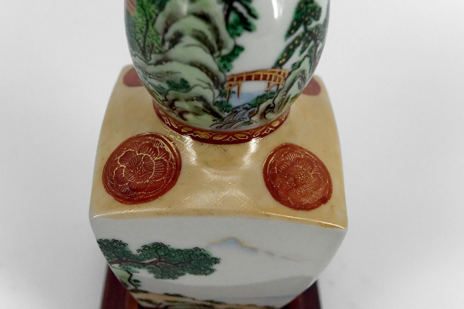 Lampada in porcellana giapponese, decorata con castelli e pagode, metà del XX secolo in vendita 3