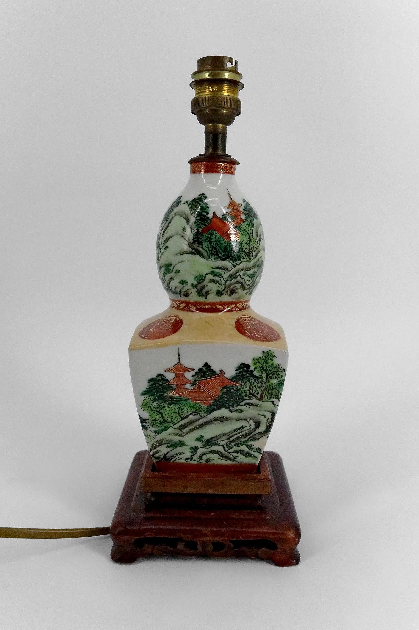 Questa lampada in porcellana giapponese, risalente alla metà del XX secolo, fonde sottilmente tradizione ed estetica. 
Con la sua elegante forma a zucca e la base quadrata, è una vera e propria testimonianza della maestria dell'epoca e