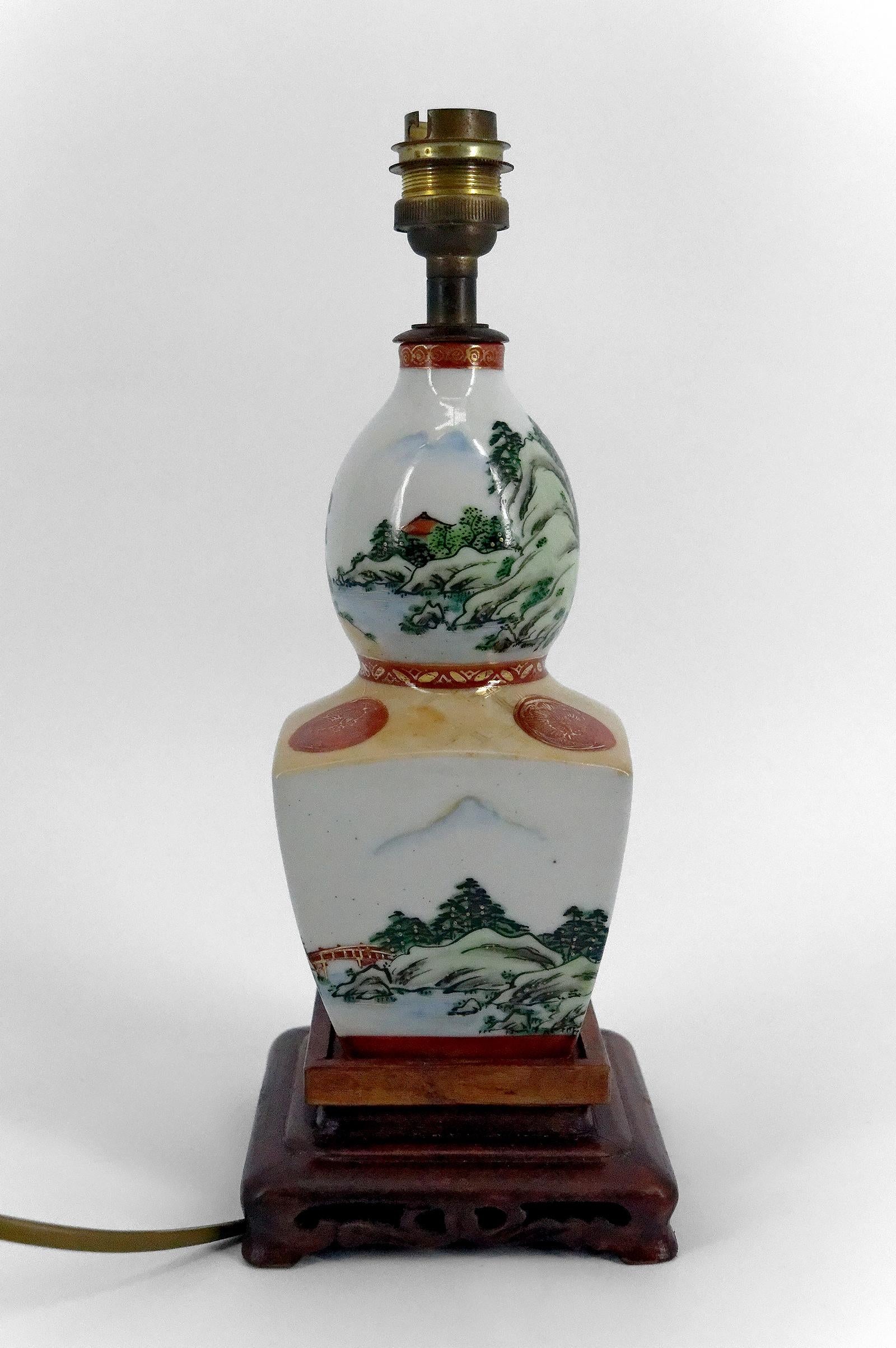 Meiji Lampada in porcellana giapponese, decorata con castelli e pagode, metà del XX secolo in vendita