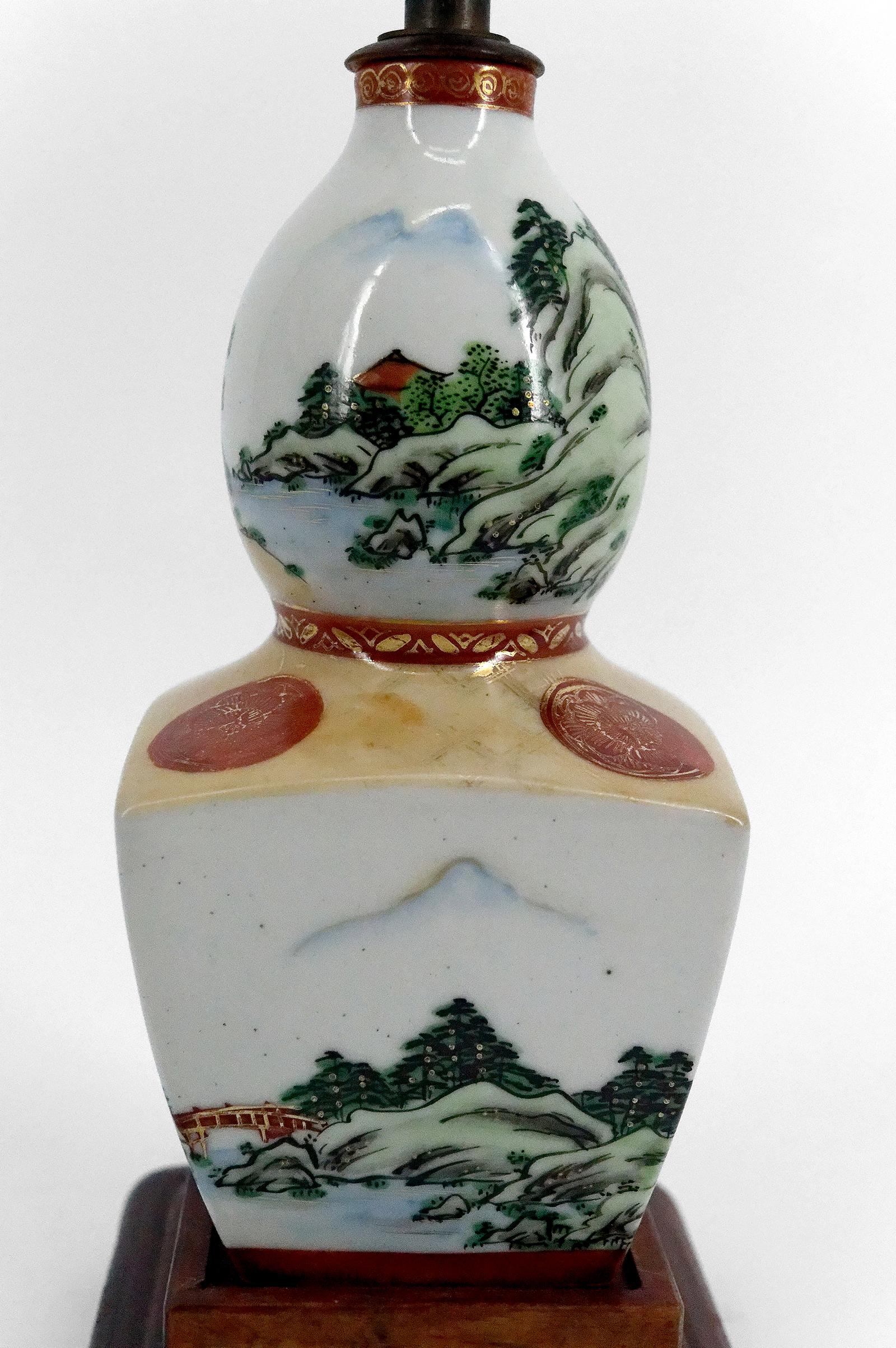 Porcellana Lampada in porcellana giapponese, decorata con castelli e pagode, metà del XX secolo in vendita