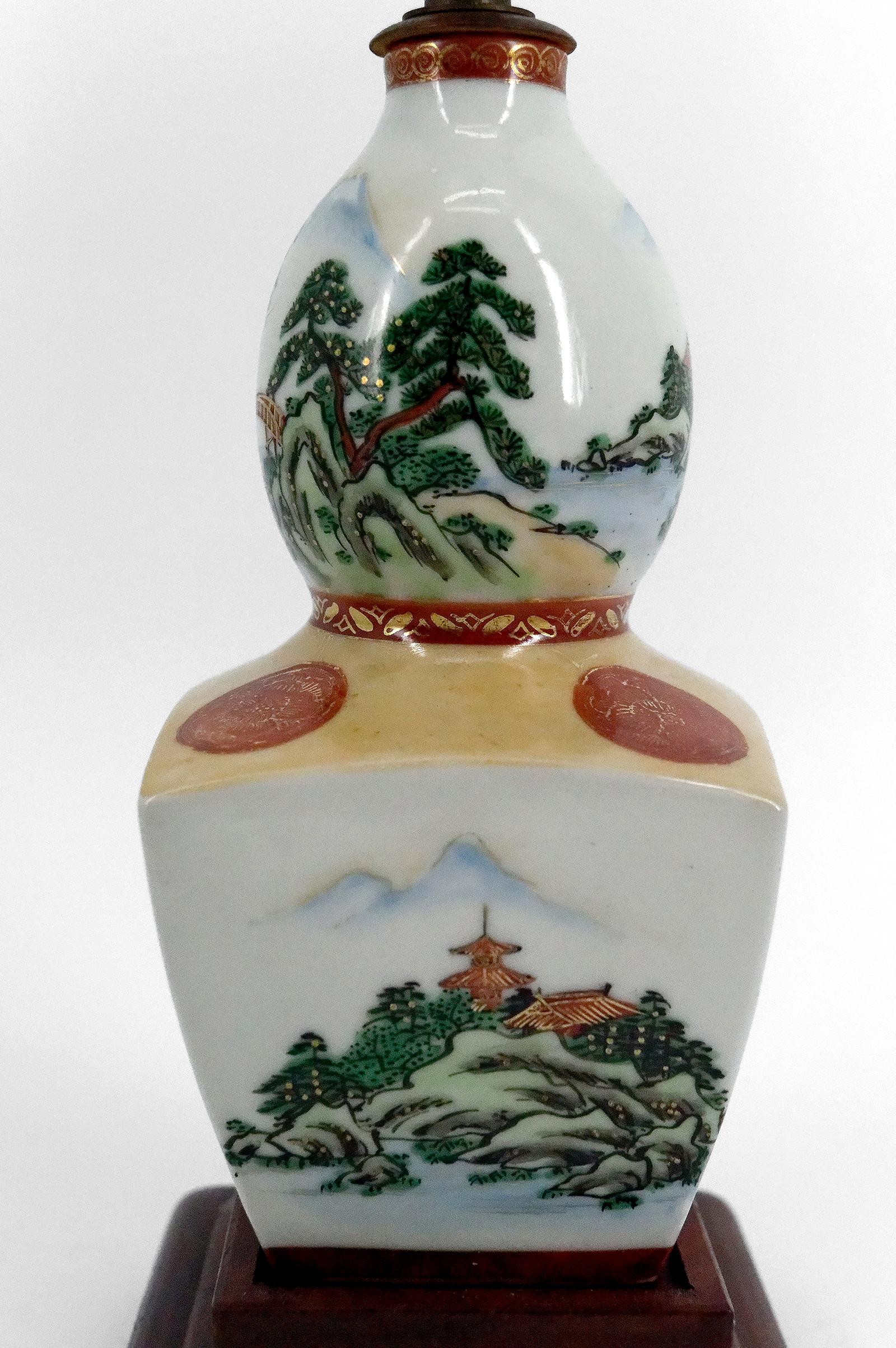 Lampada in porcellana giapponese, decorata con castelli e pagode, metà del XX secolo in vendita 1