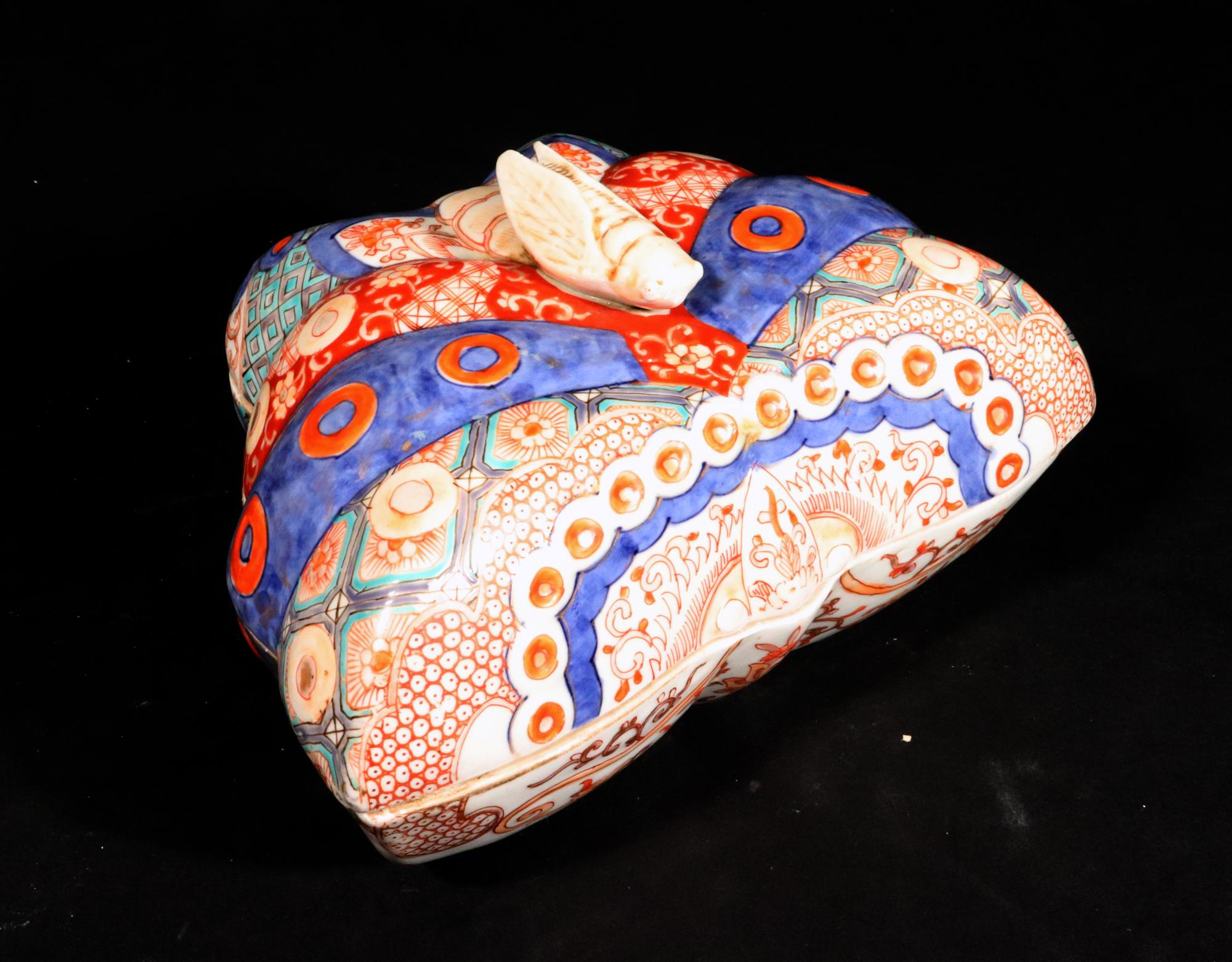 Boîte en porcelaine japonaise en forme de papillon,
Milieu du XIXe siècle,

La boîte Imari en porcelaine japonaise est moulée sous la forme d'un grand papillon avec différentes bandes de motifs de tissus colorés Imari.  L'épi de faîtage est  sous la