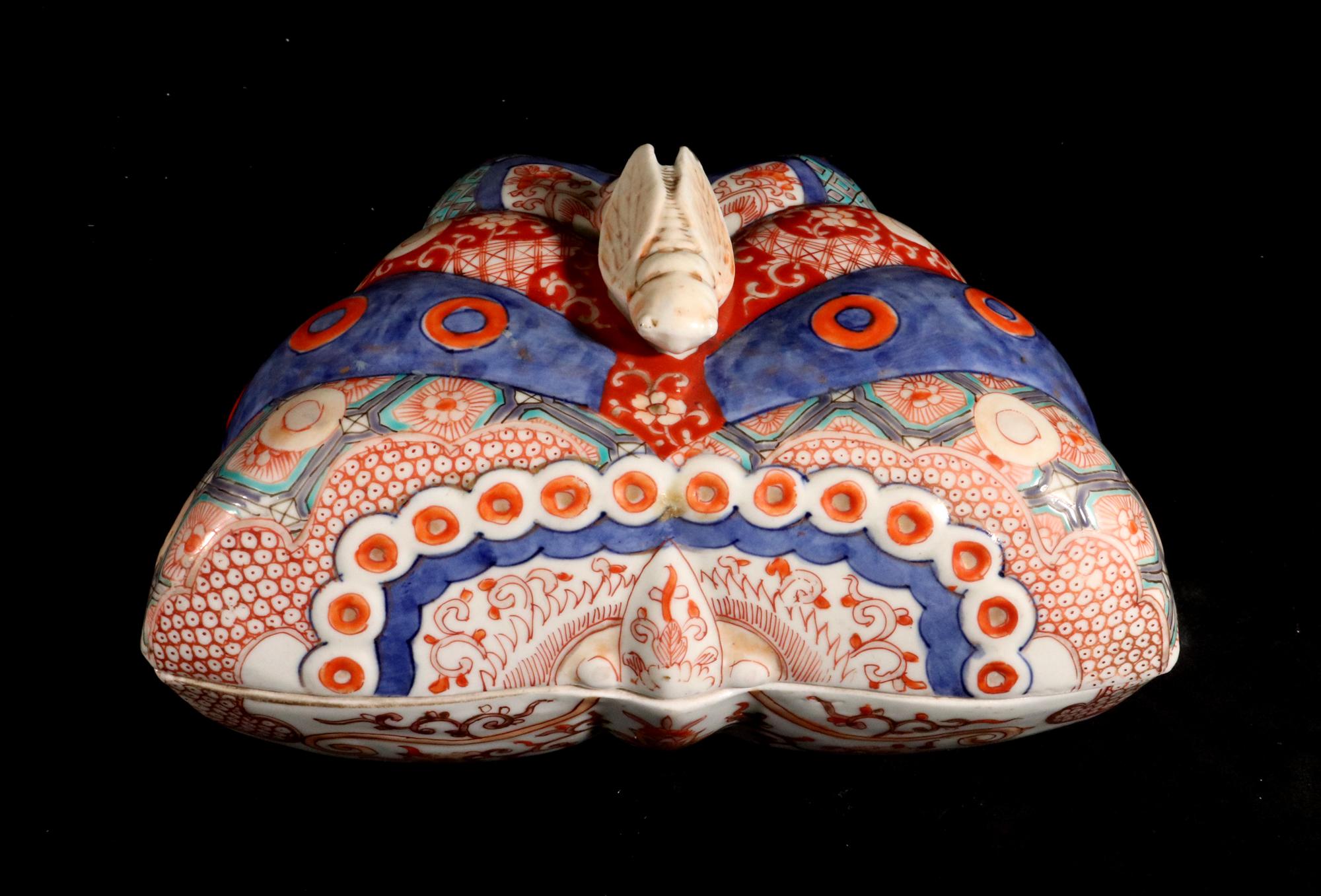 19th Century Japanese Porcelain Large Box in the form of a Butterfly For Sale