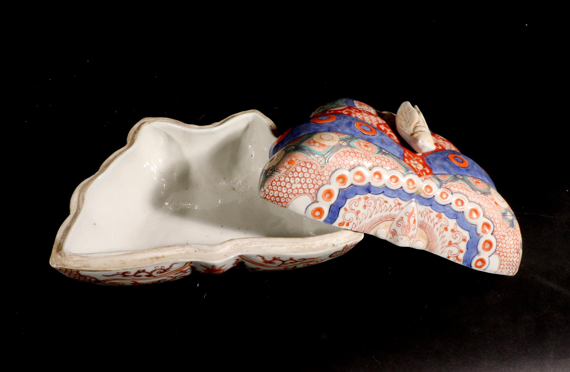 XIXe siècle Grande boîte en porcelaine japonaise en forme de papillon en vente