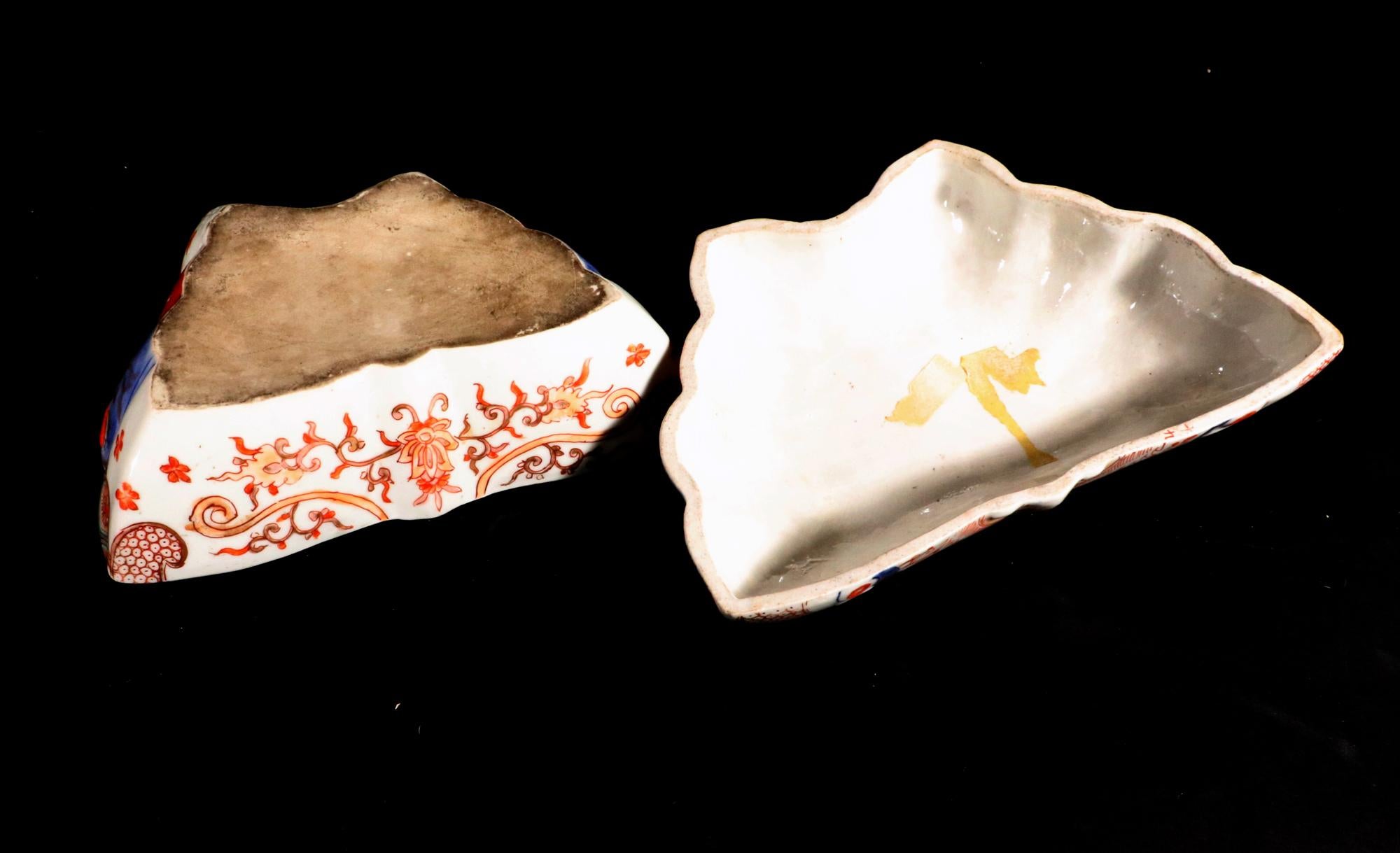 Porcelaine Grande boîte en porcelaine japonaise en forme de papillon en vente