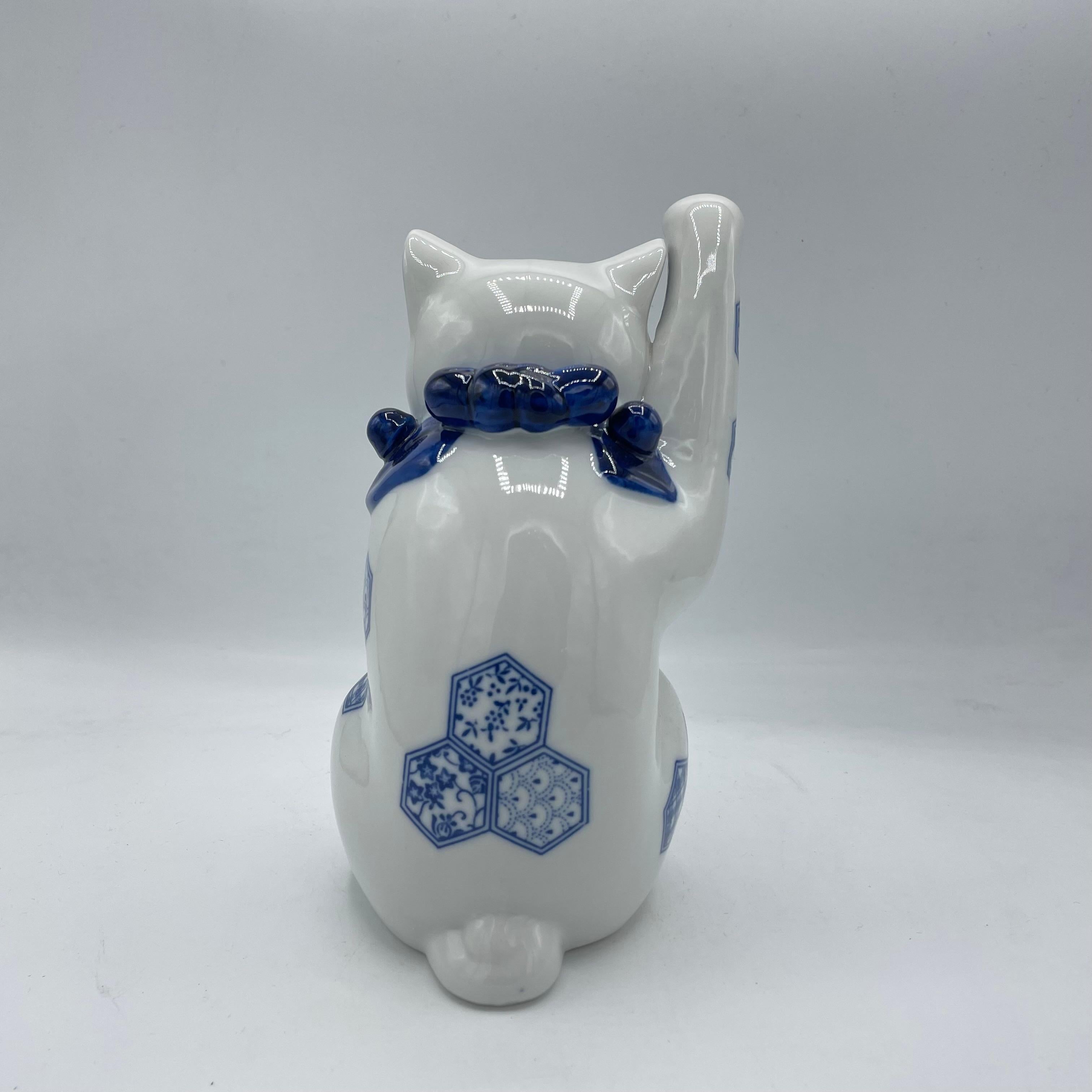Showa Gatto di porcellana giapponese Manekineko Objet blu anni 2000 in vendita