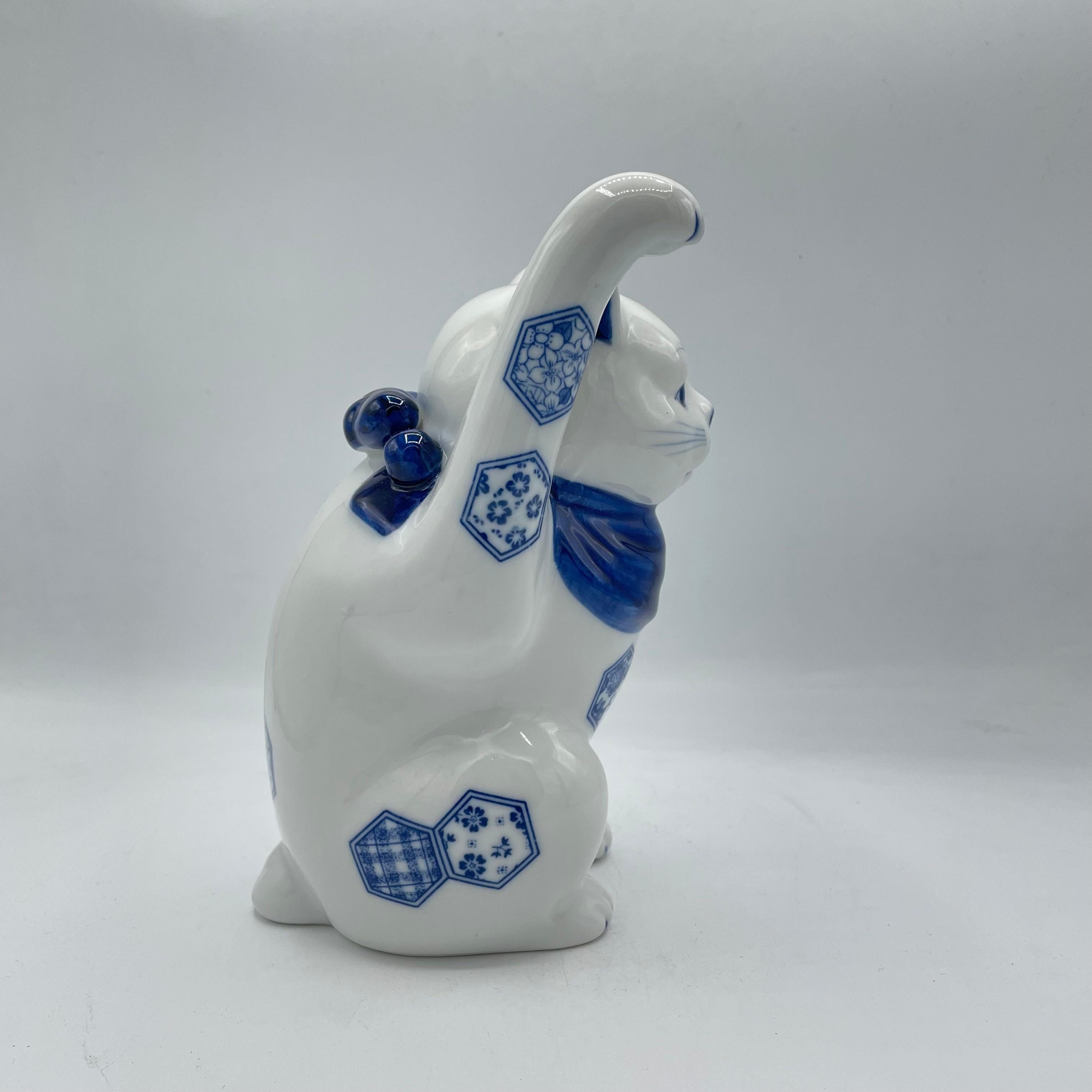 Giapponese Gatto di porcellana giapponese Manekineko Objet blu anni 2000 in vendita