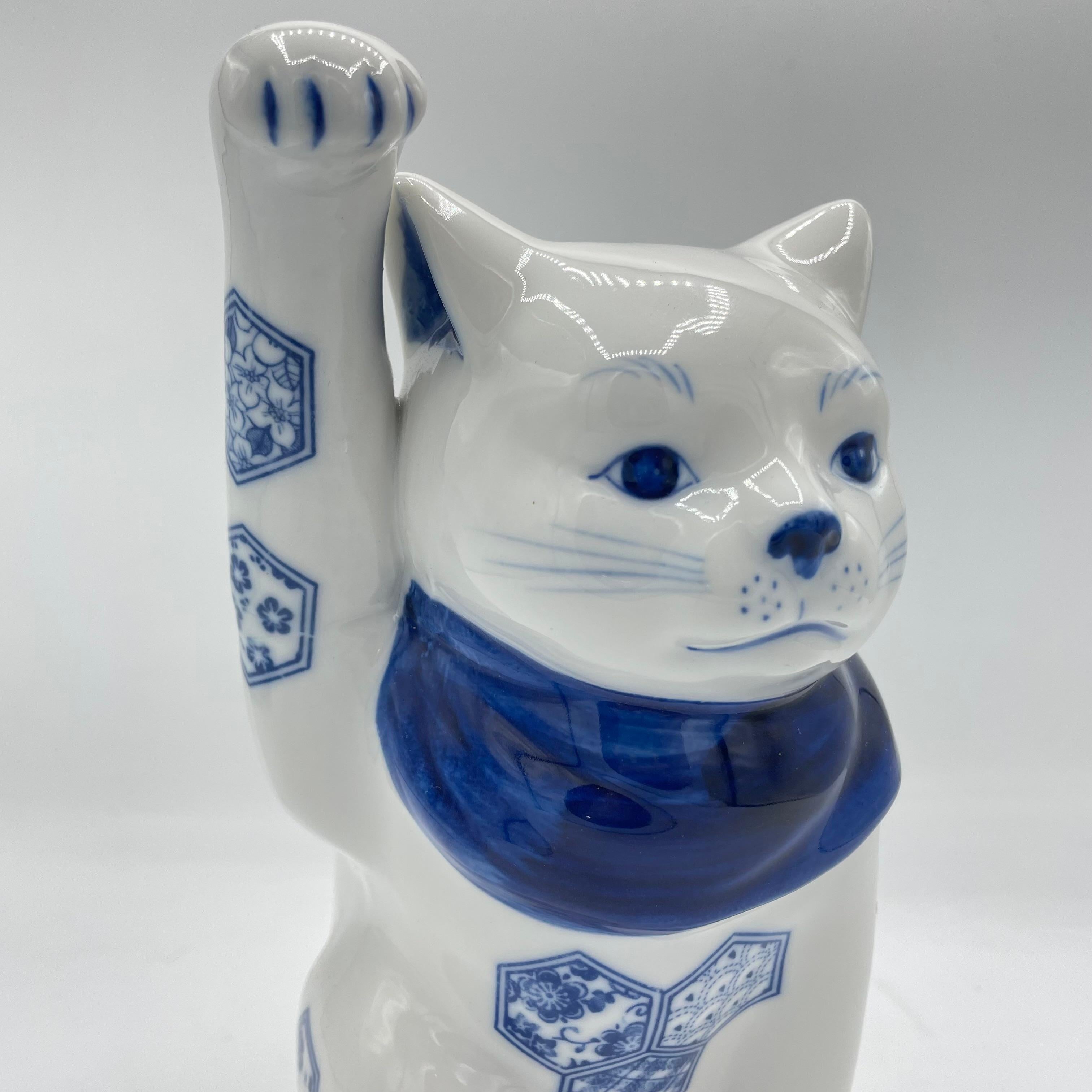 Gatto di porcellana giapponese Manekineko Objet blu anni 2000 In condizioni buone in vendita a Paris, FR