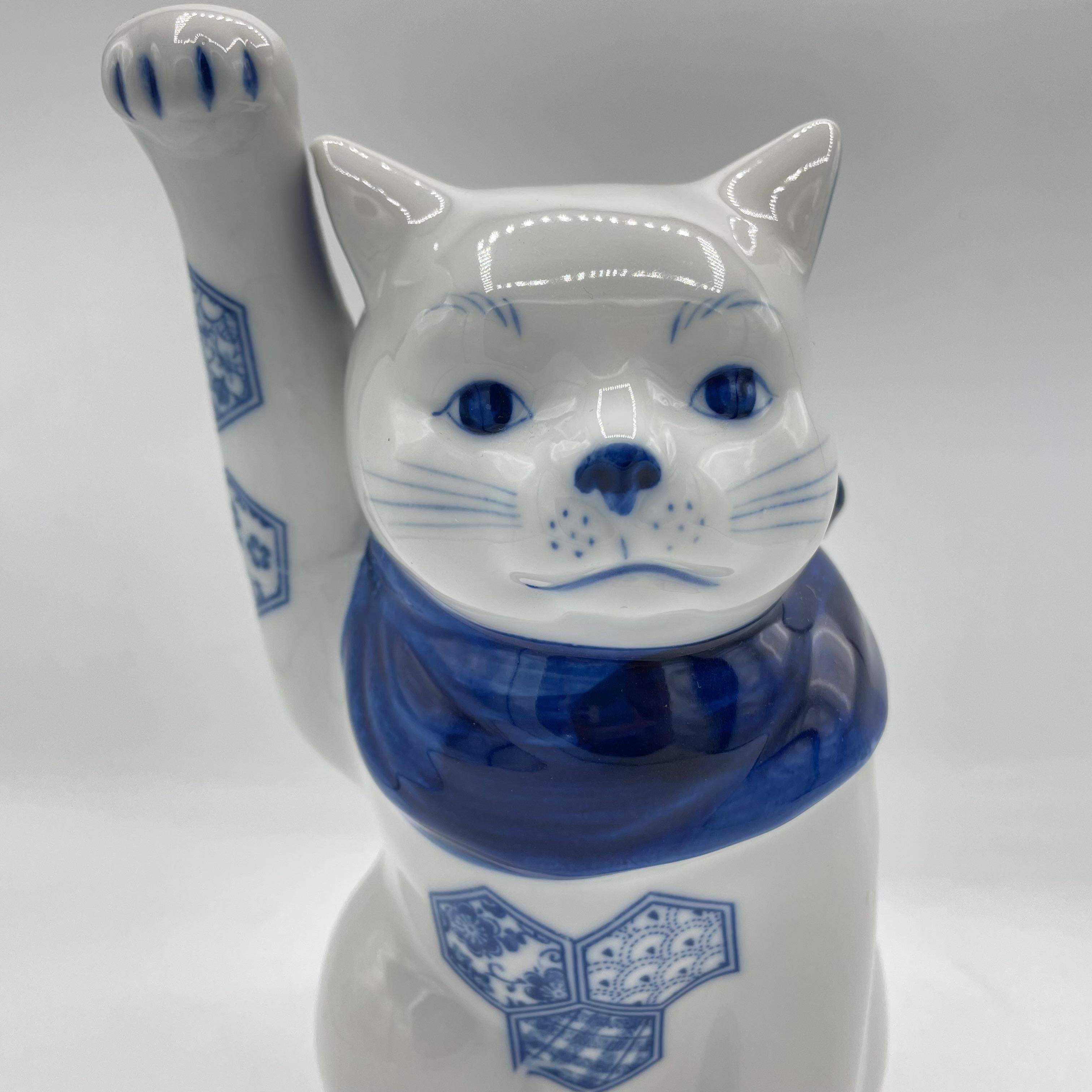 XXI secolo e contemporaneo Gatto di porcellana giapponese Manekineko Objet blu anni 2000 in vendita