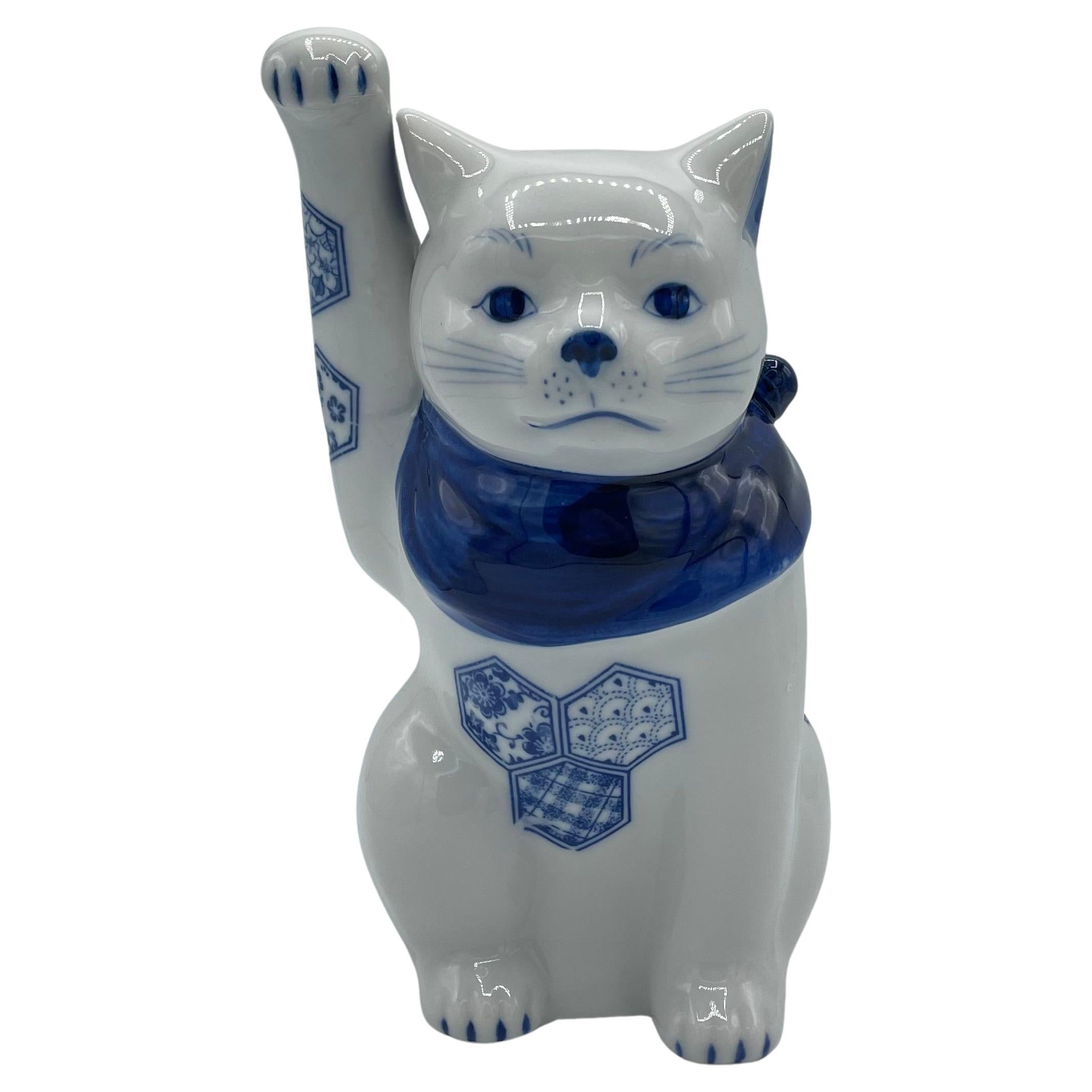 Gatto di porcellana giapponese Manekineko Objet blu anni 2000 in vendita