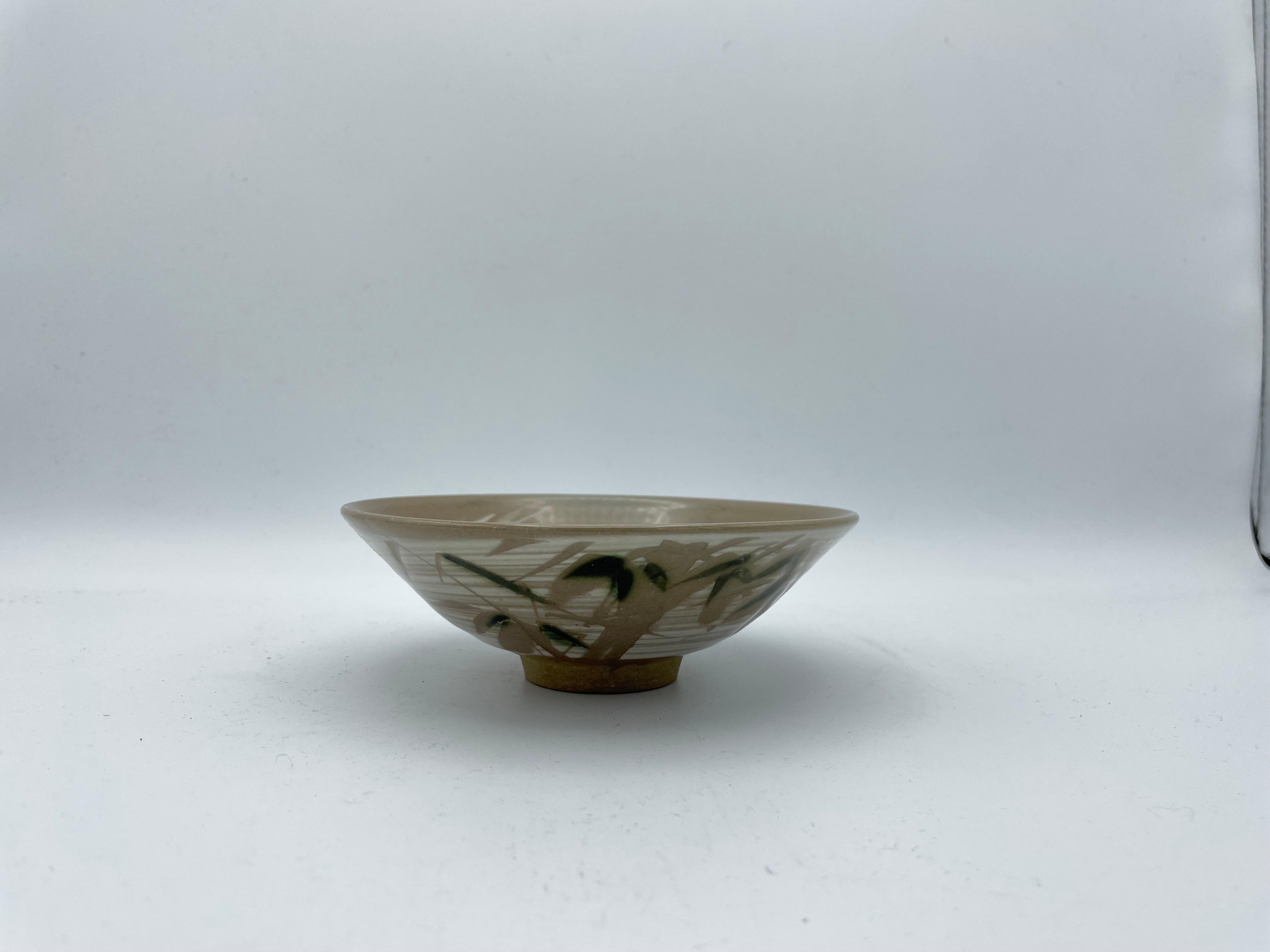 This is a matcha bowl which we use for tea ceremony.
This bowl was made around 1960s in Showa era in Japan.
This is made with porcelain.

Dimensions:  H4.7 x 13.7 x 13.7 cm

