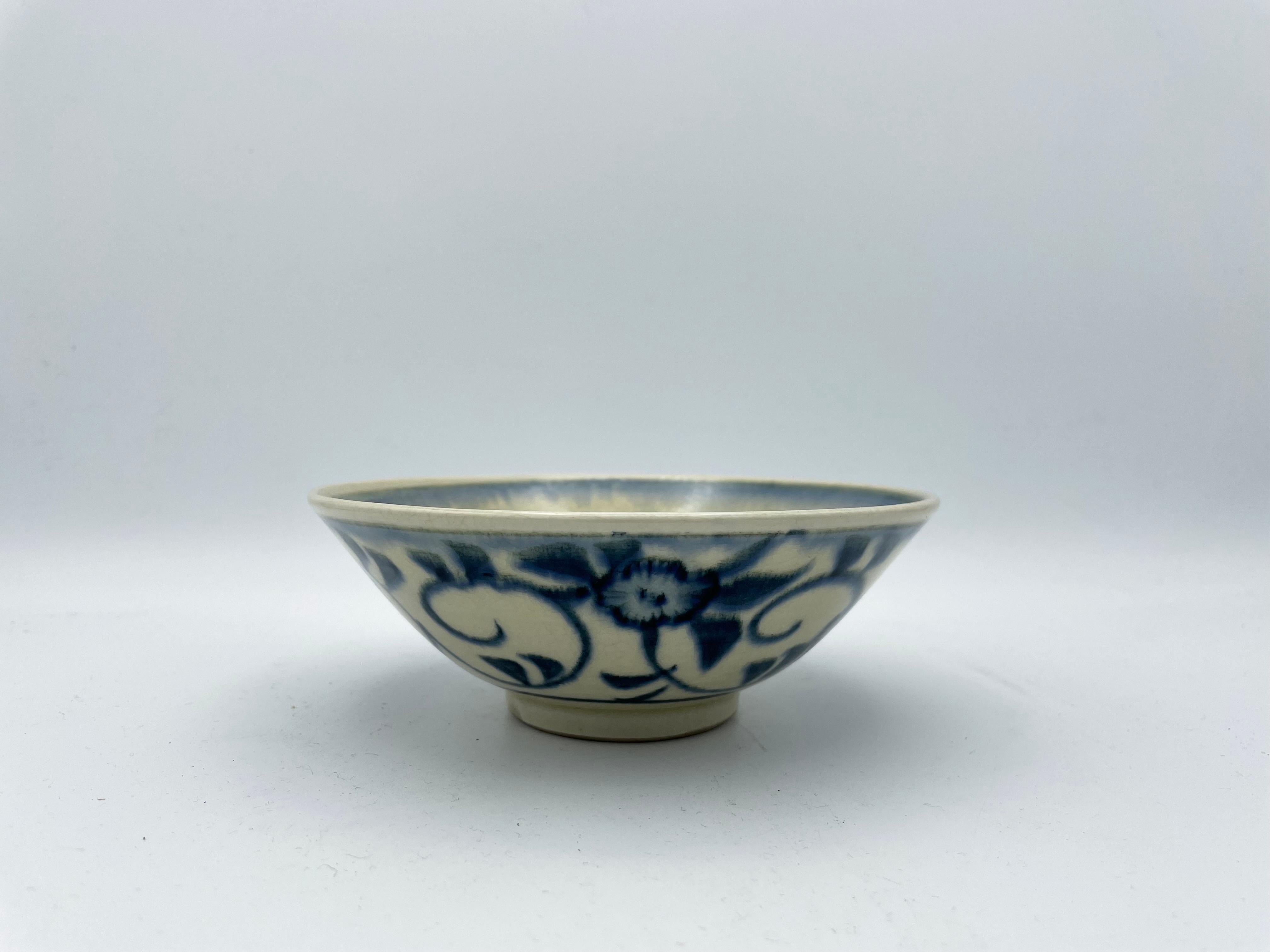 This is a matcha bowl which we use for tea ceremony.
This bowl was made around 1970s in Showa era in Japan.
This is made with porcelain.

Dimensions:  H5.5 x 14.5 x 14.5 cm
