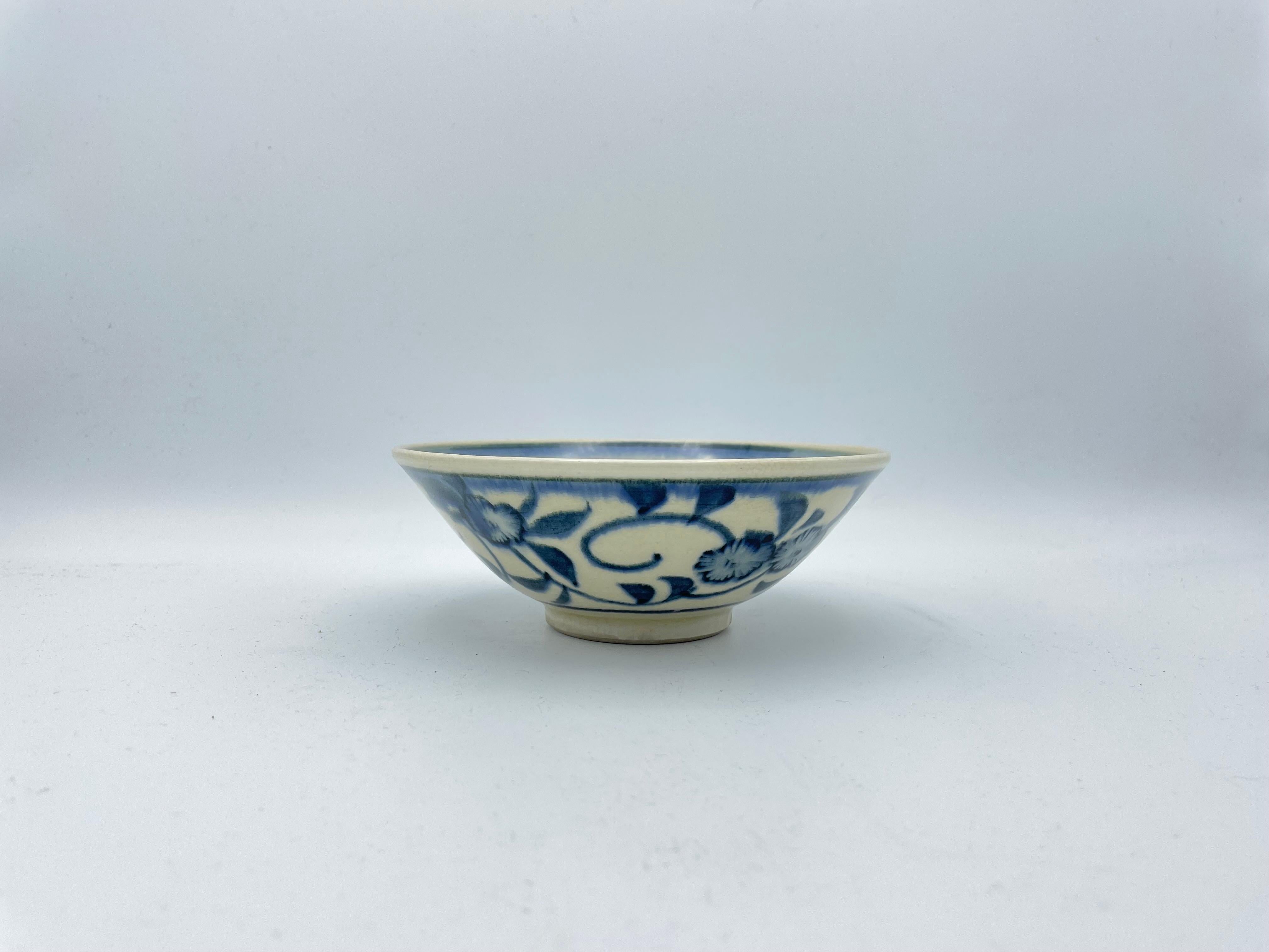 Japanese Porcelain Matcha Bowl for Tea Ceremony Blue Beige 1970s In Good Condition In Paris, FR