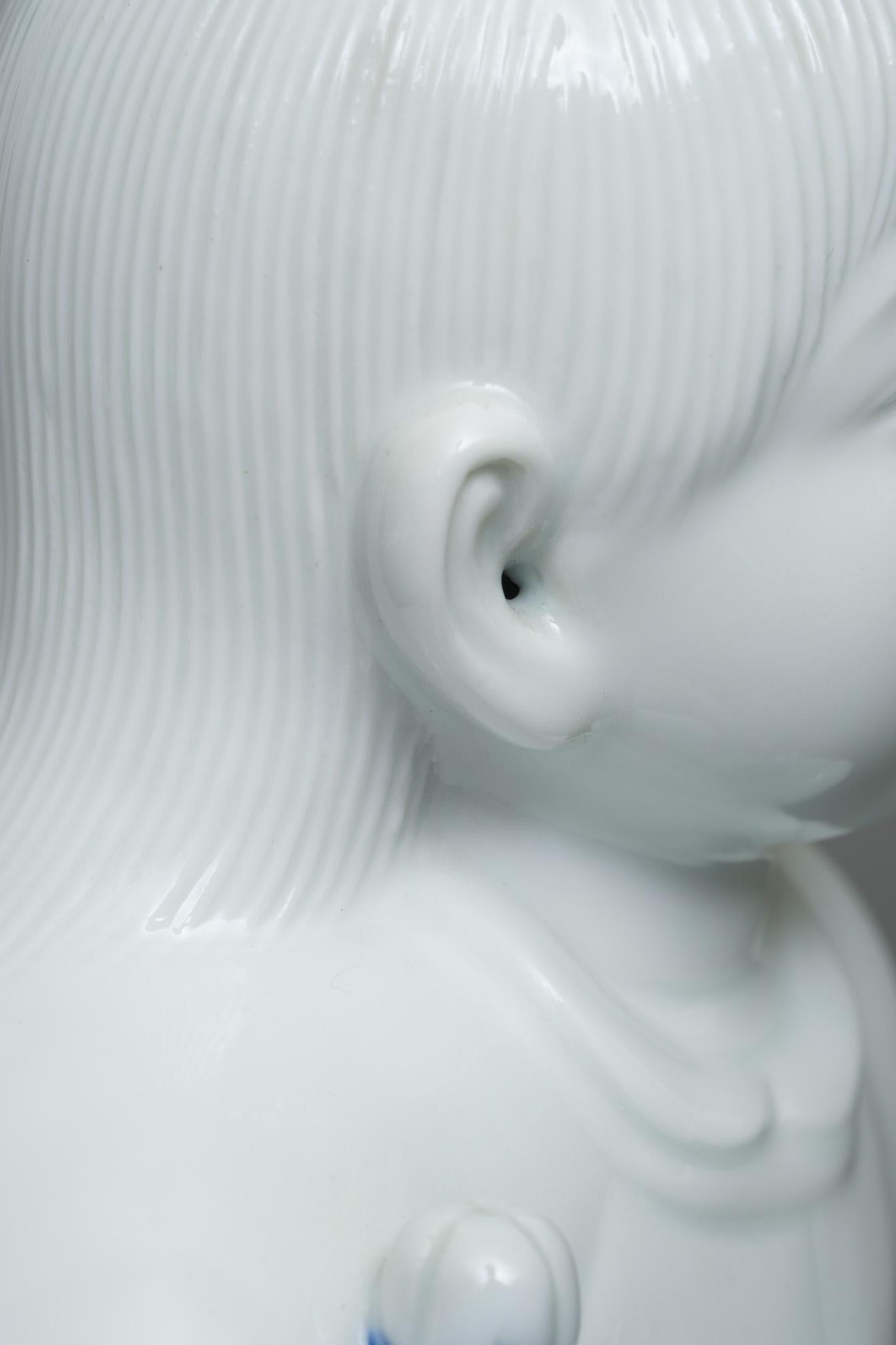 Japanese porcelain okimono 置物 of a sitting child, by Sakaida Kakiemon XII 5