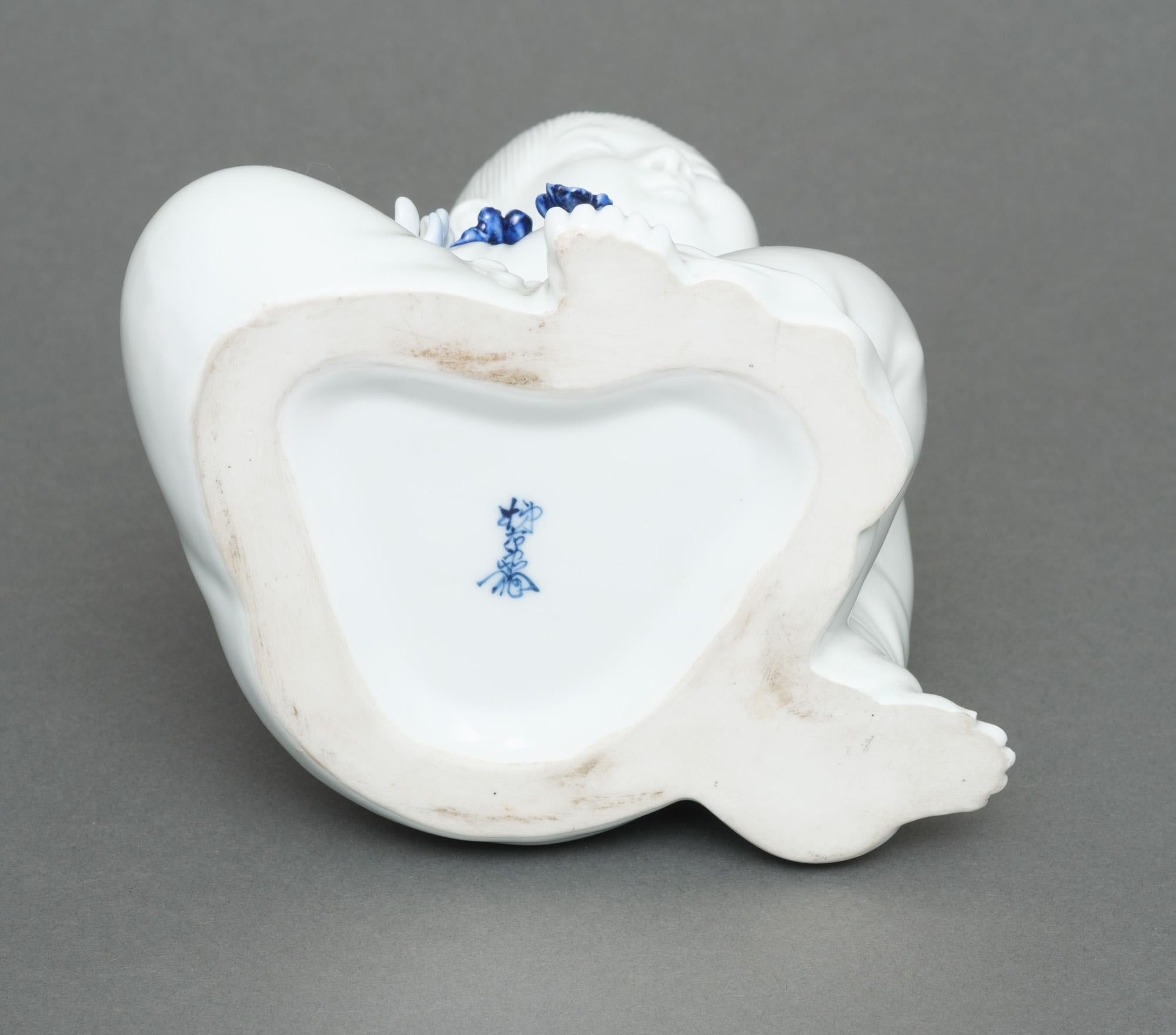 Japanese porcelain okimono 置物 of a sitting child, by Sakaida Kakiemon XII 6