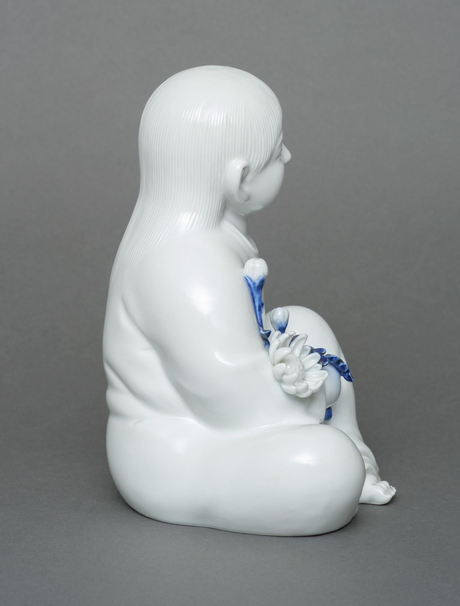 Japanese porcelain okimono 置物 of a sitting child, by Sakaida Kakiemon XII In Excellent Condition In Amsterdam, NL