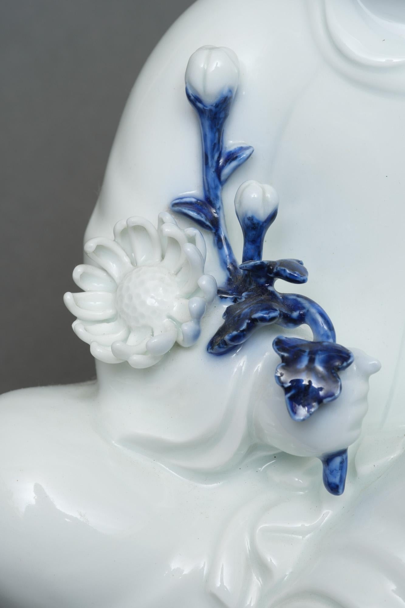Japanese porcelain okimono 置物 of a sitting child, by Sakaida Kakiemon XII 2