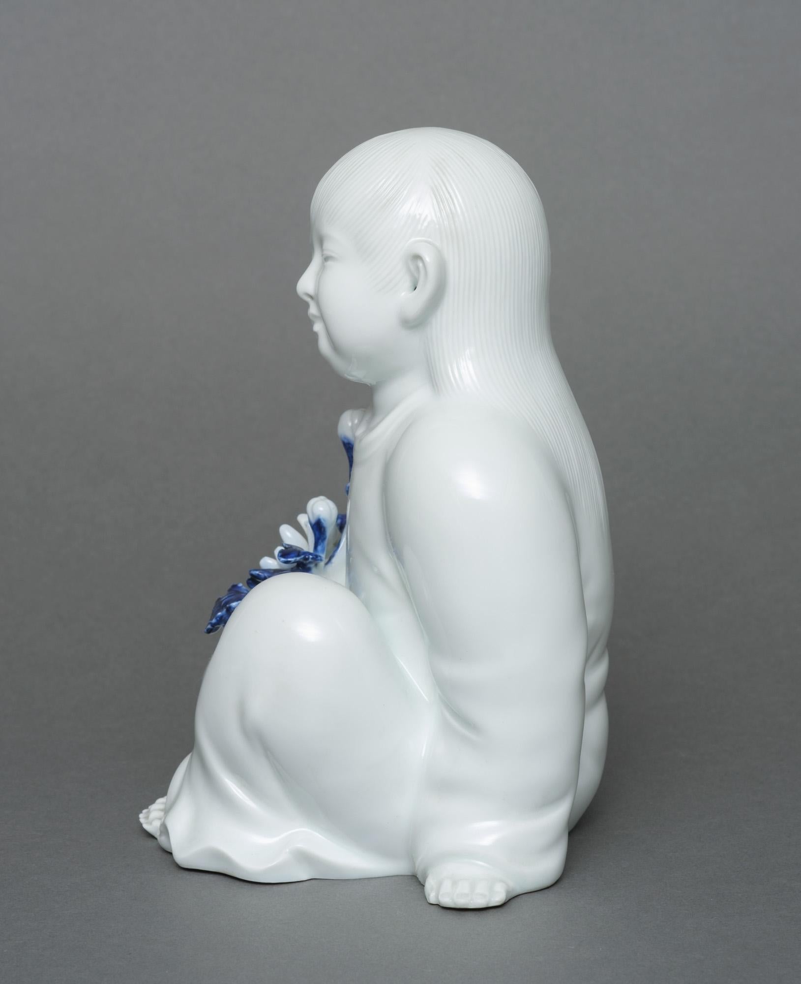 Japanese porcelain okimono 置物 of a sitting child, by Sakaida Kakiemon XII 3