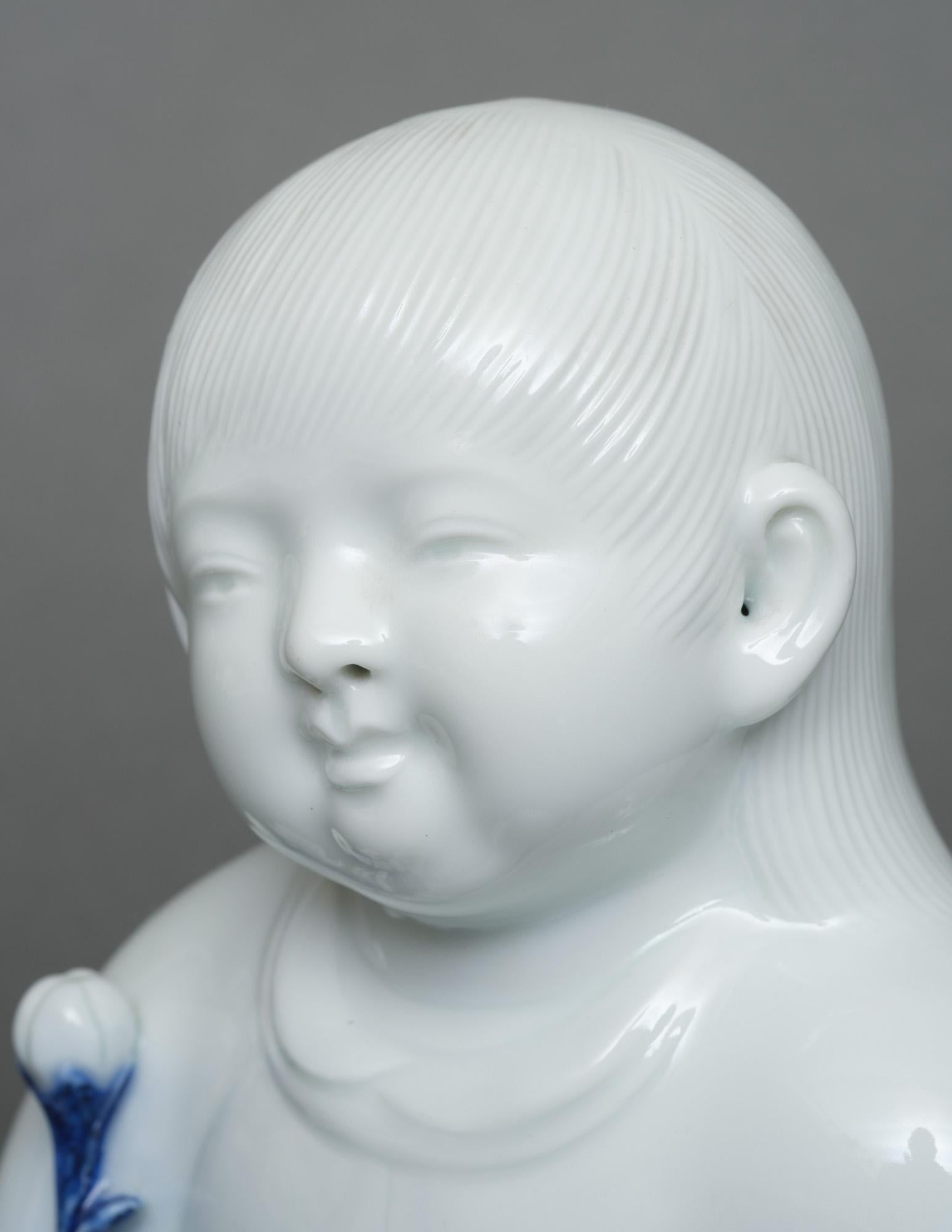 Japanese porcelain okimono 置物 of a sitting child, by Sakaida Kakiemon XII 4