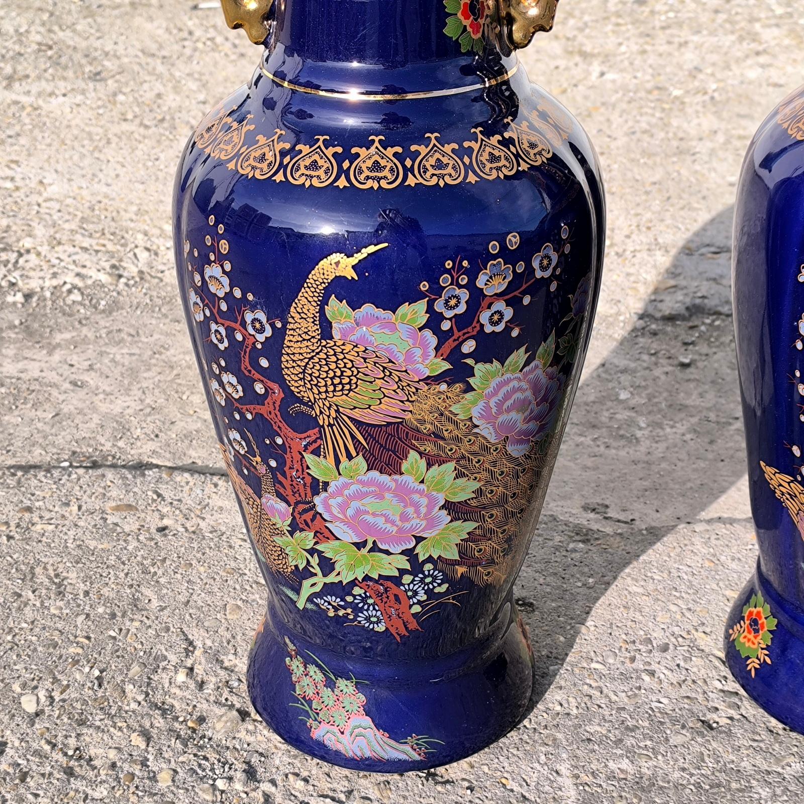 Coppia di vasi da terra in porcellana giapponese in blu cobalto con decorazioni di pavoni imperiali in vendita 4