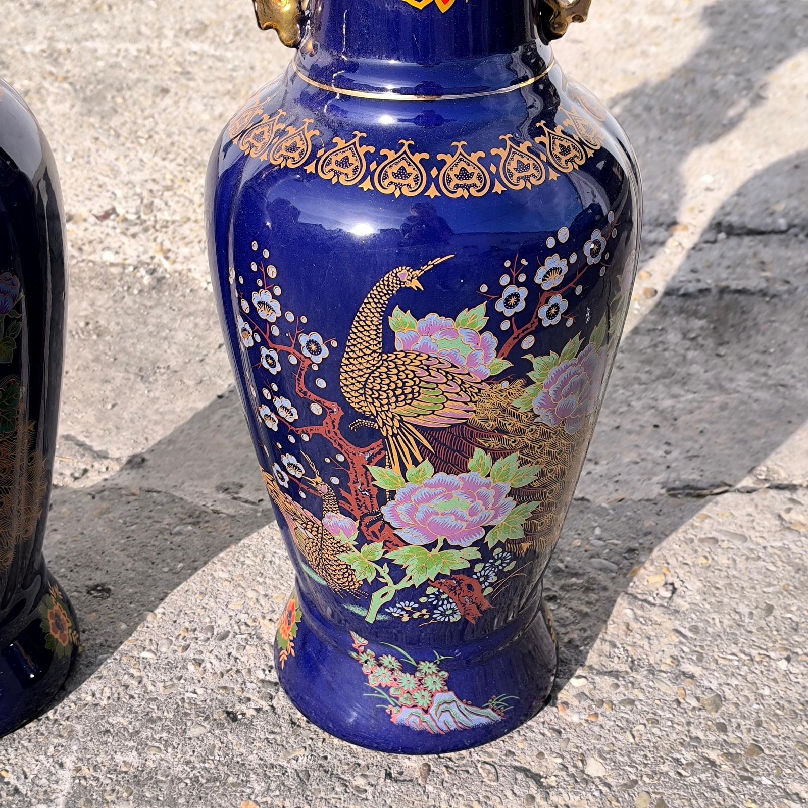 Coppia di vasi da terra in porcellana giapponese in blu cobalto con decorazioni di pavoni imperiali in vendita 5