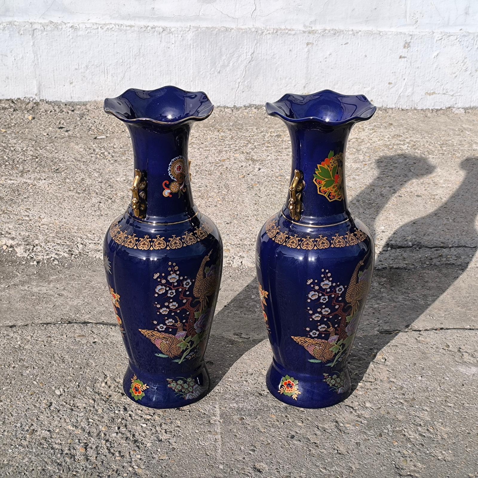Coppia di vasi da terra in porcellana giapponese in blu cobalto con decorazioni di pavoni imperiali in vendita 6