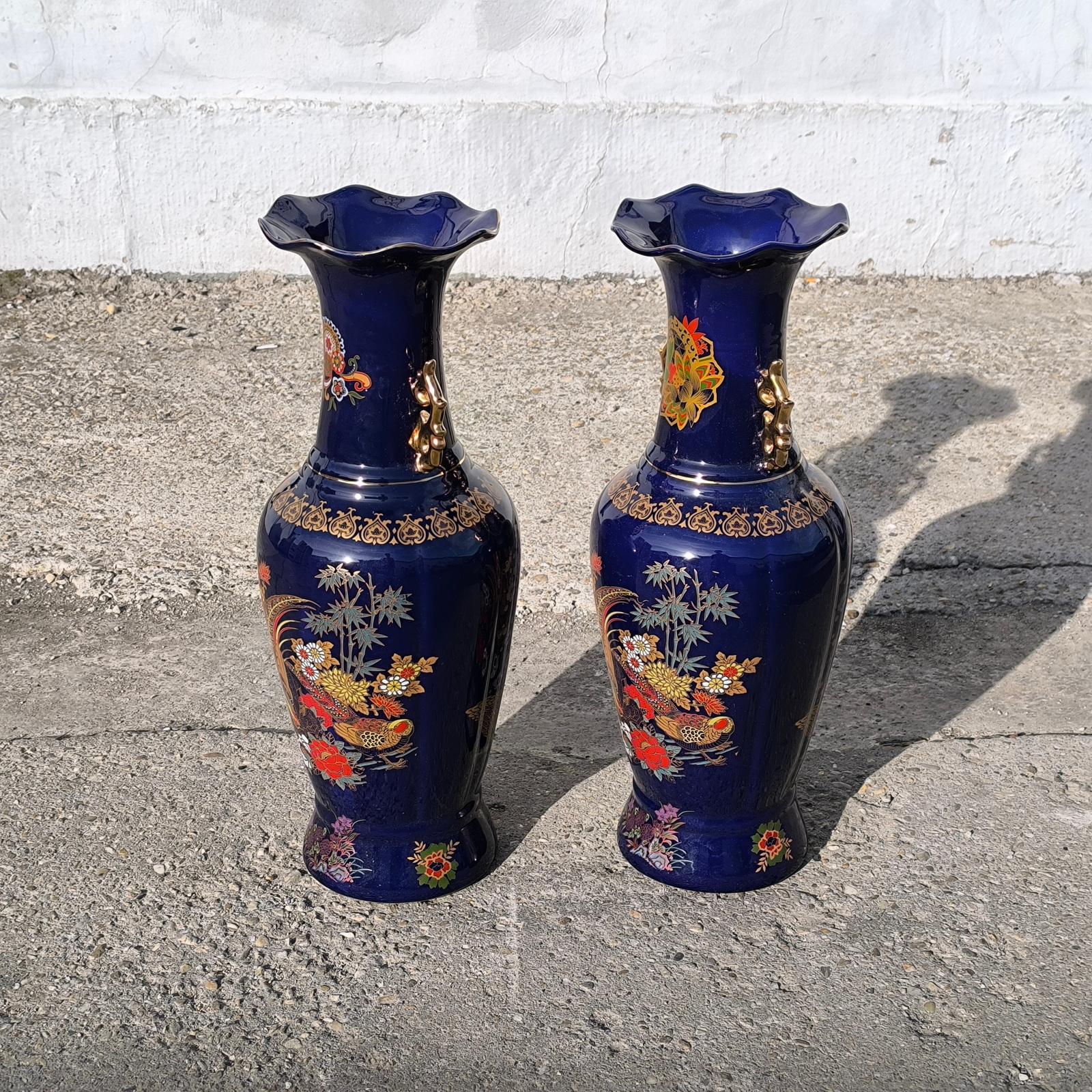 Coppia di vasi da terra in porcellana giapponese in blu cobalto con decorazioni di pavoni imperiali in vendita 7