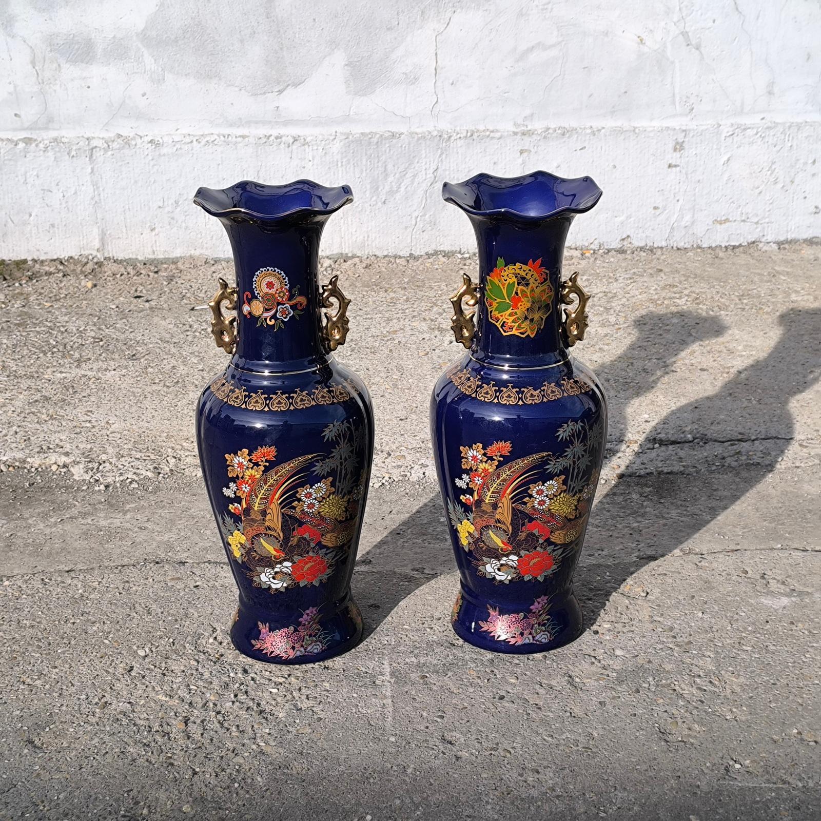Coppia di vasi da terra in porcellana giapponese in blu cobalto con decorazioni di pavoni imperiali in vendita 8