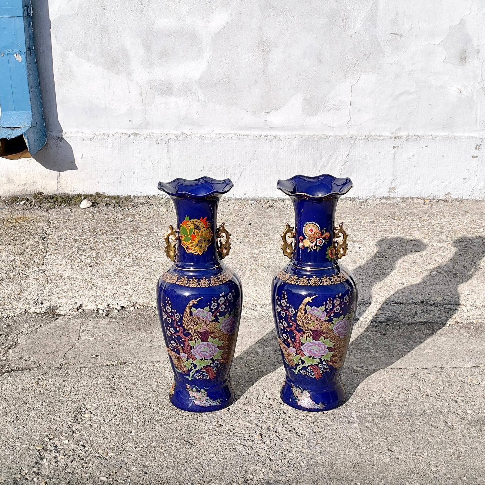 Dipinto a mano Coppia di vasi da terra in porcellana giapponese in blu cobalto con decorazioni di pavoni imperiali in vendita