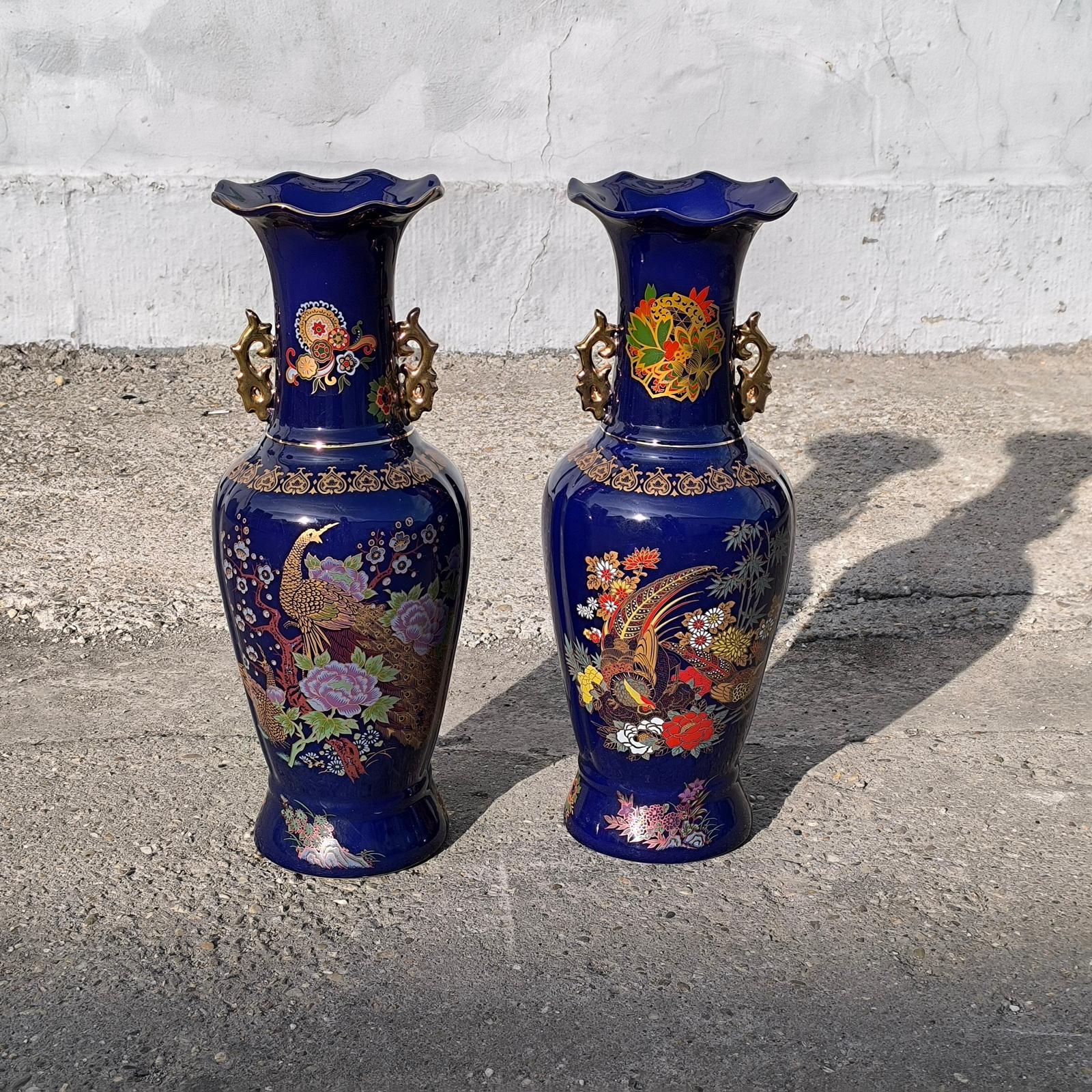 Coppia di vasi da terra in porcellana giapponese in blu cobalto con decorazioni di pavoni imperiali In condizioni ottime in vendita a Bochum, NRW