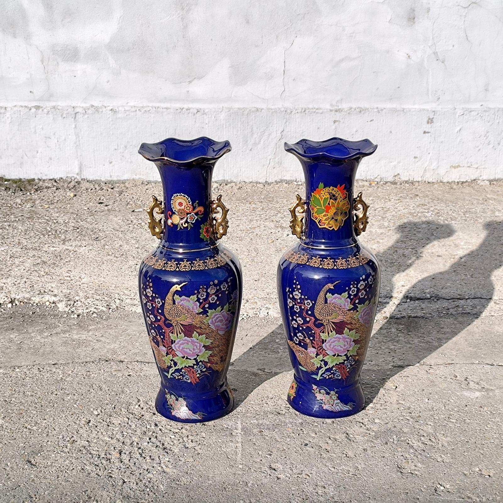 XX secolo Coppia di vasi da terra in porcellana giapponese in blu cobalto con decorazioni di pavoni imperiali in vendita